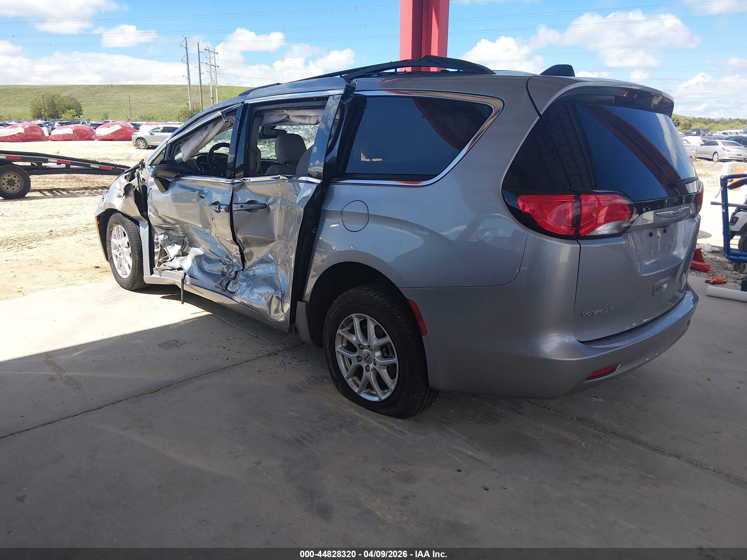 CHRYSLER VOYAGER image 3