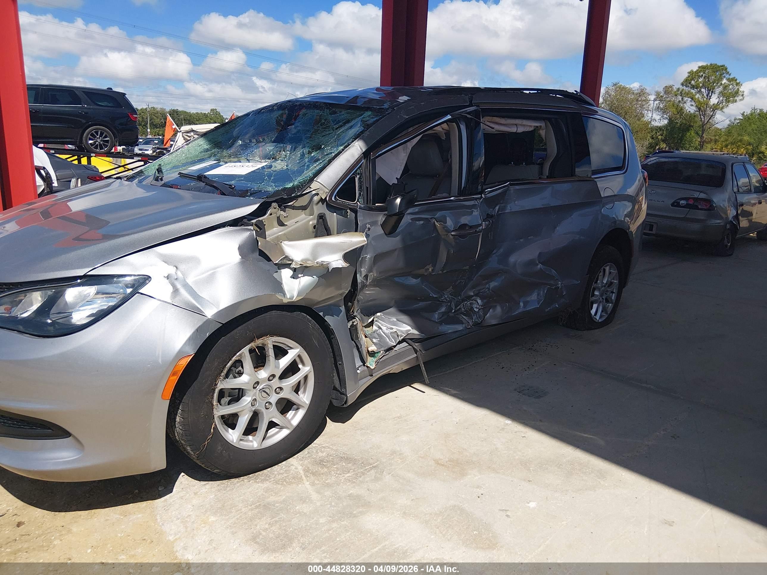 CHRYSLER VOYAGER image 6