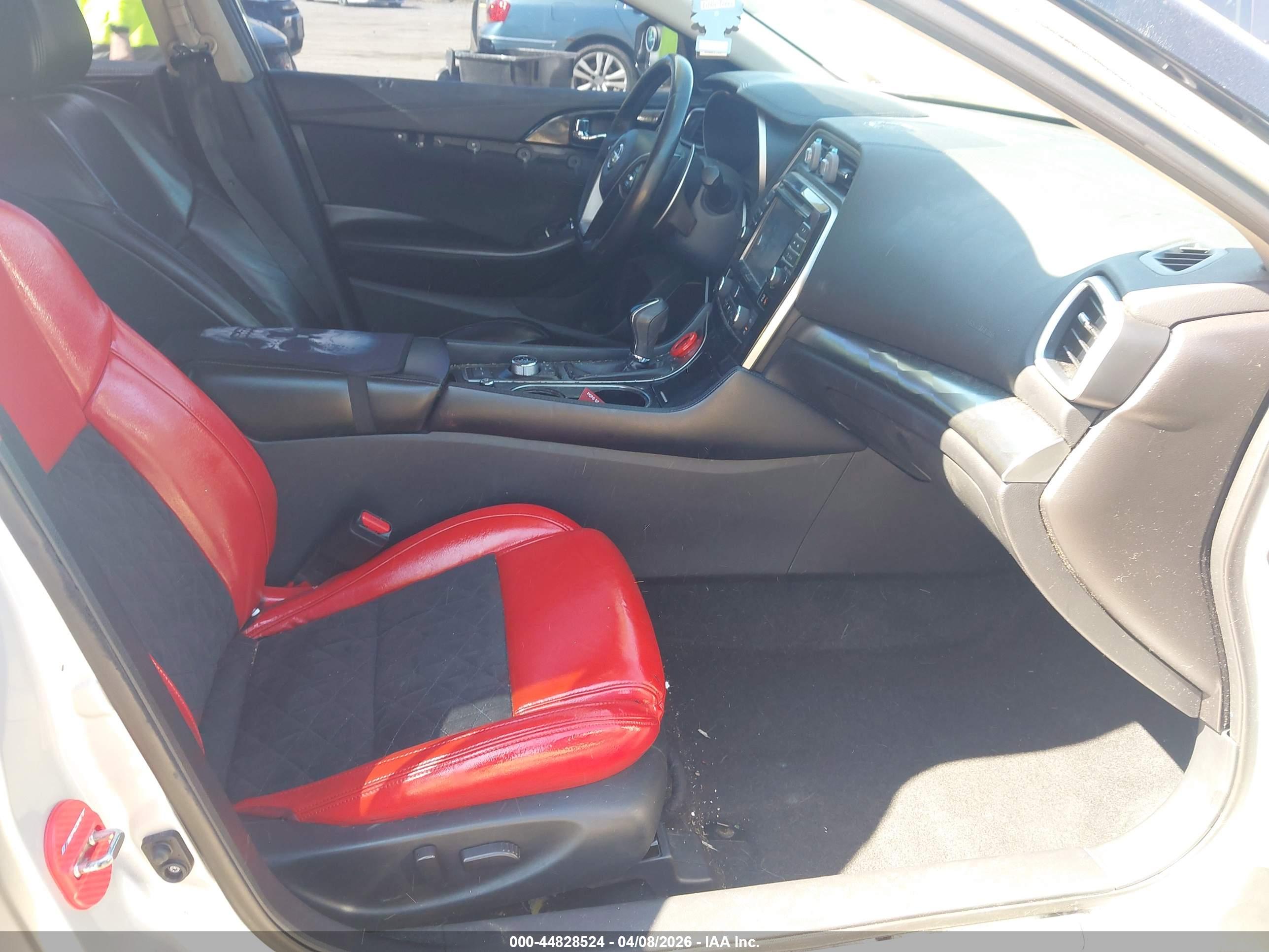 NISSAN MAXIMA image 5