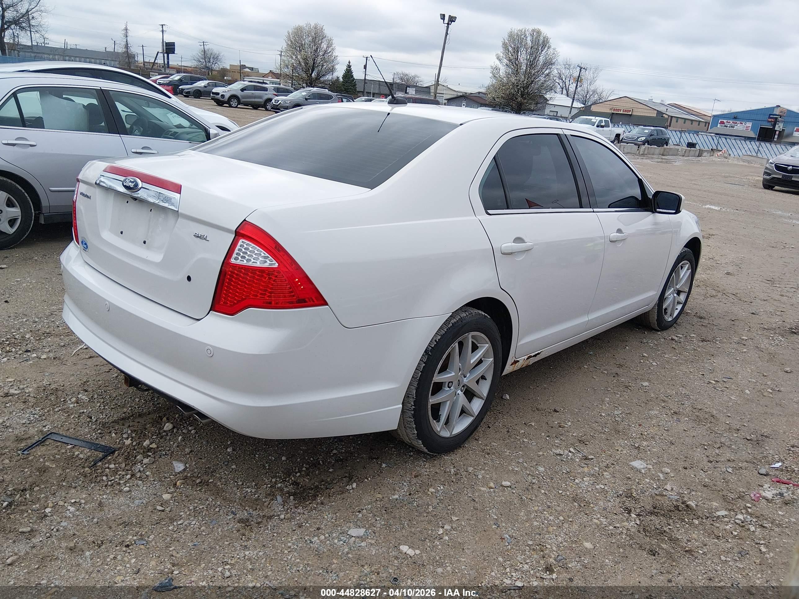 FORD FUSION image 4
