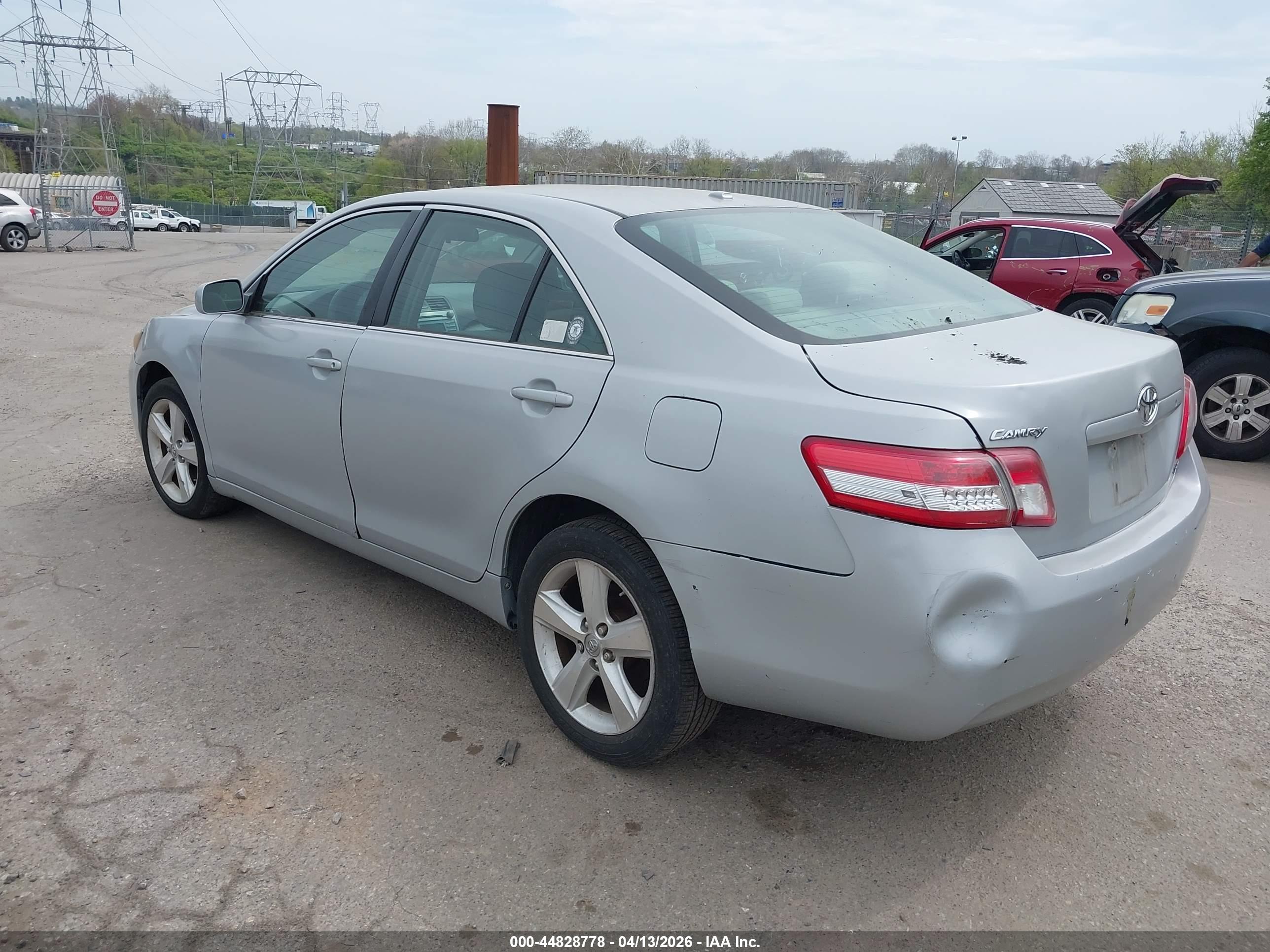 TOYOTA CAMRY image 3