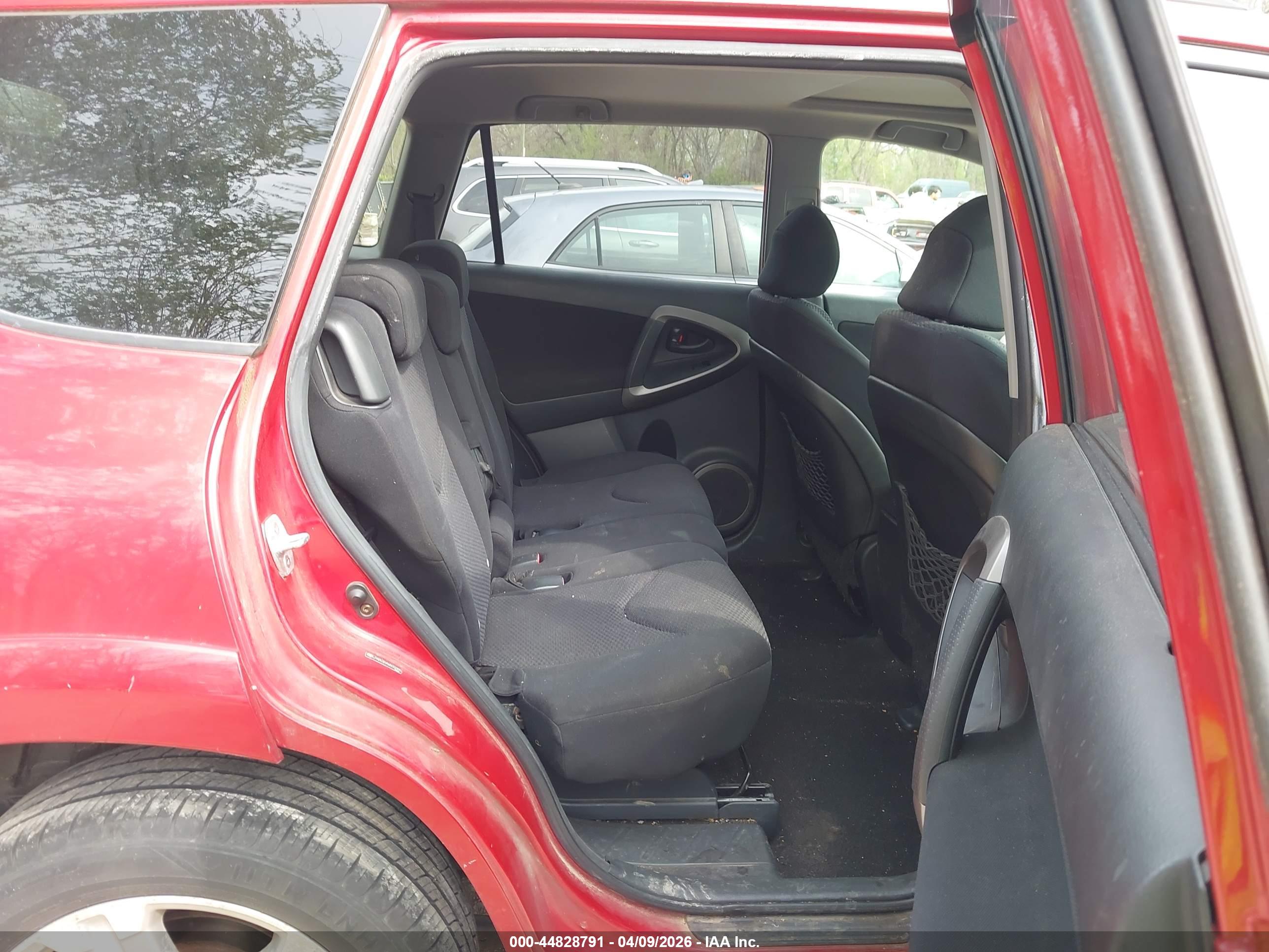 TOYOTA RAV4 image 8