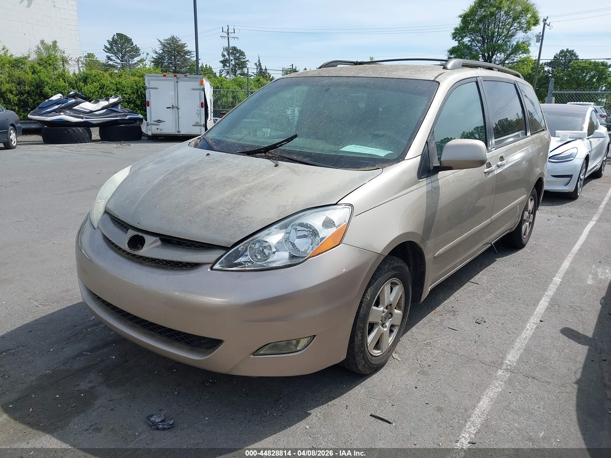 TOYOTA SIENNA image 2