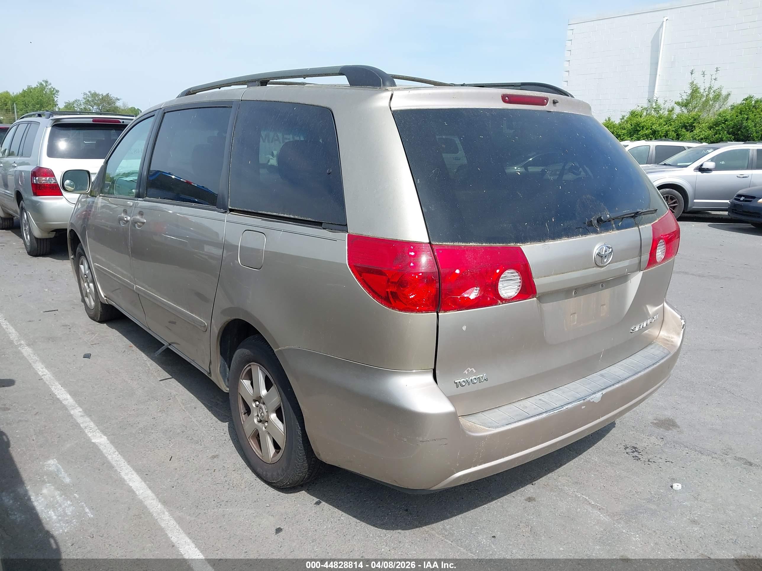 TOYOTA SIENNA image 3