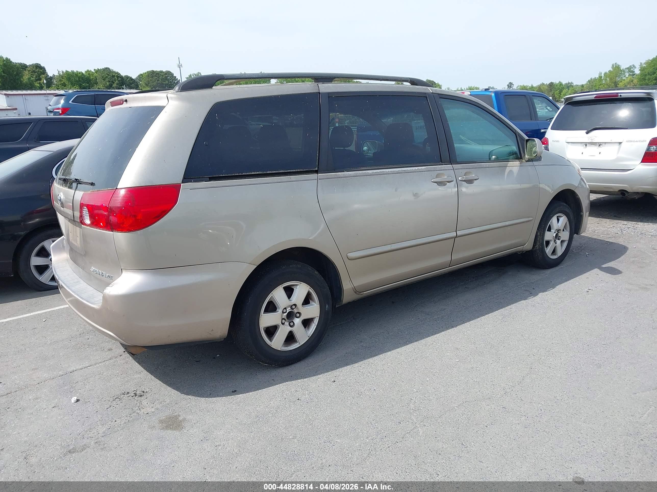 TOYOTA SIENNA image 4