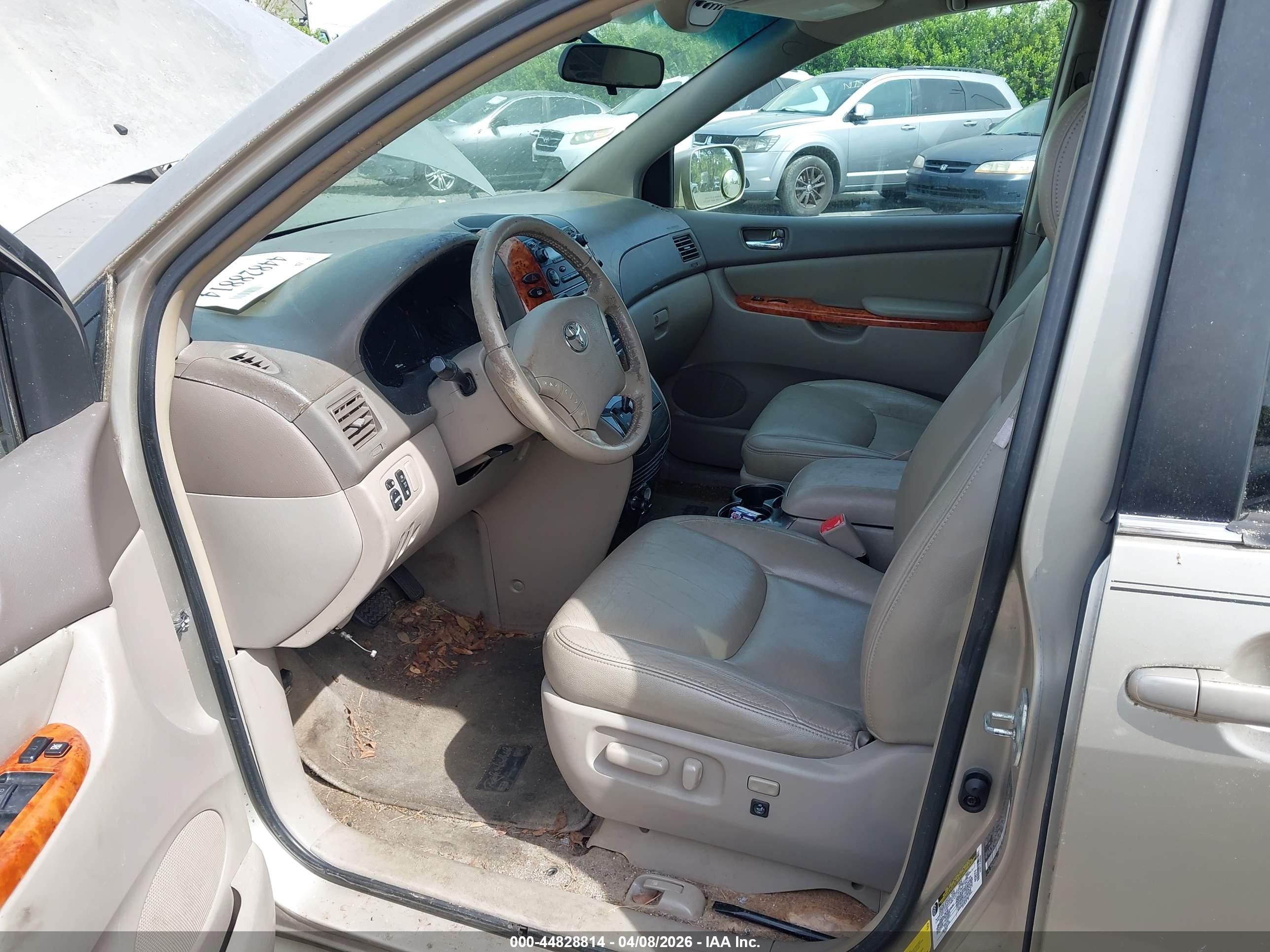 TOYOTA SIENNA image 5
