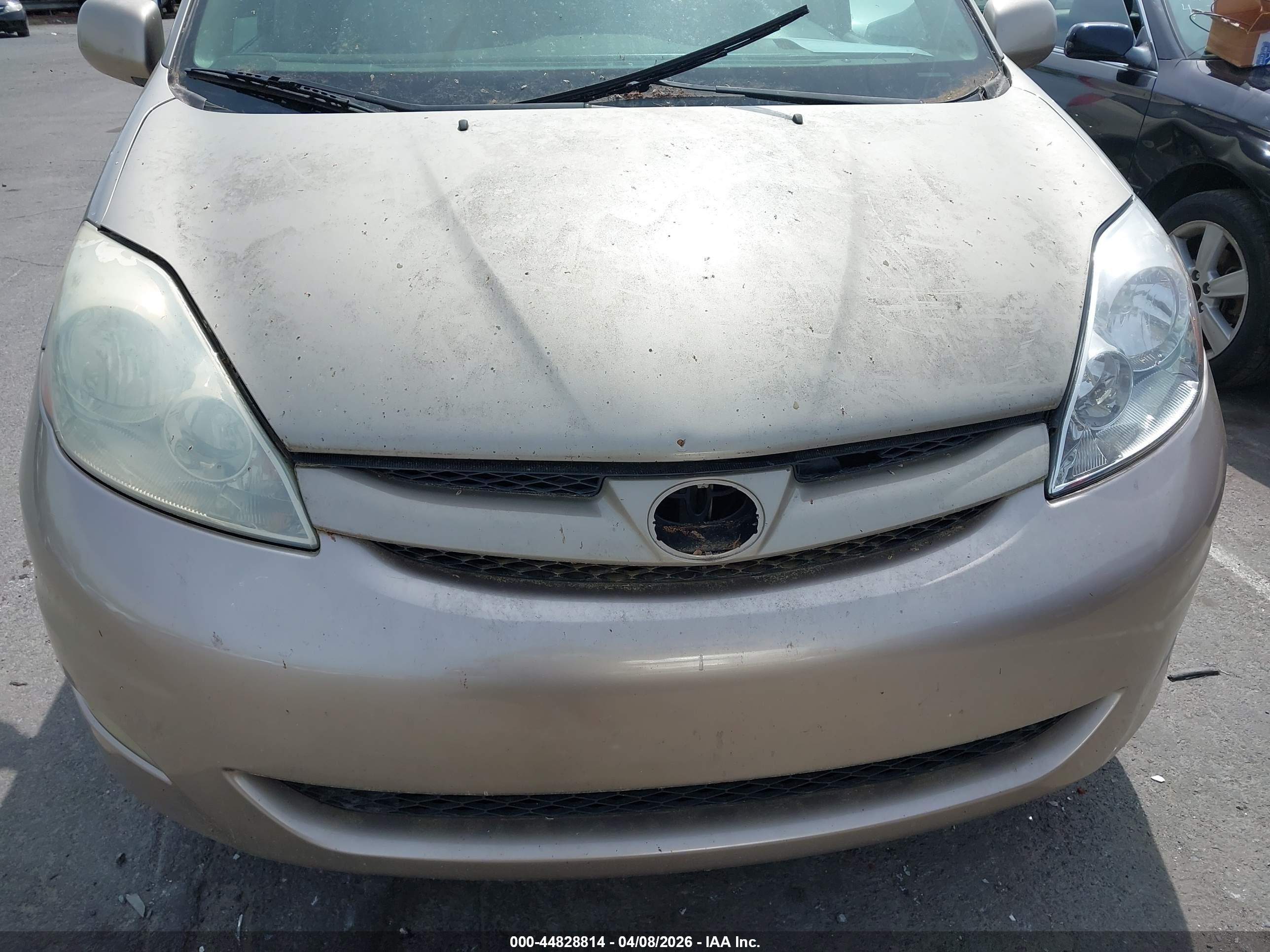 TOYOTA SIENNA image 6