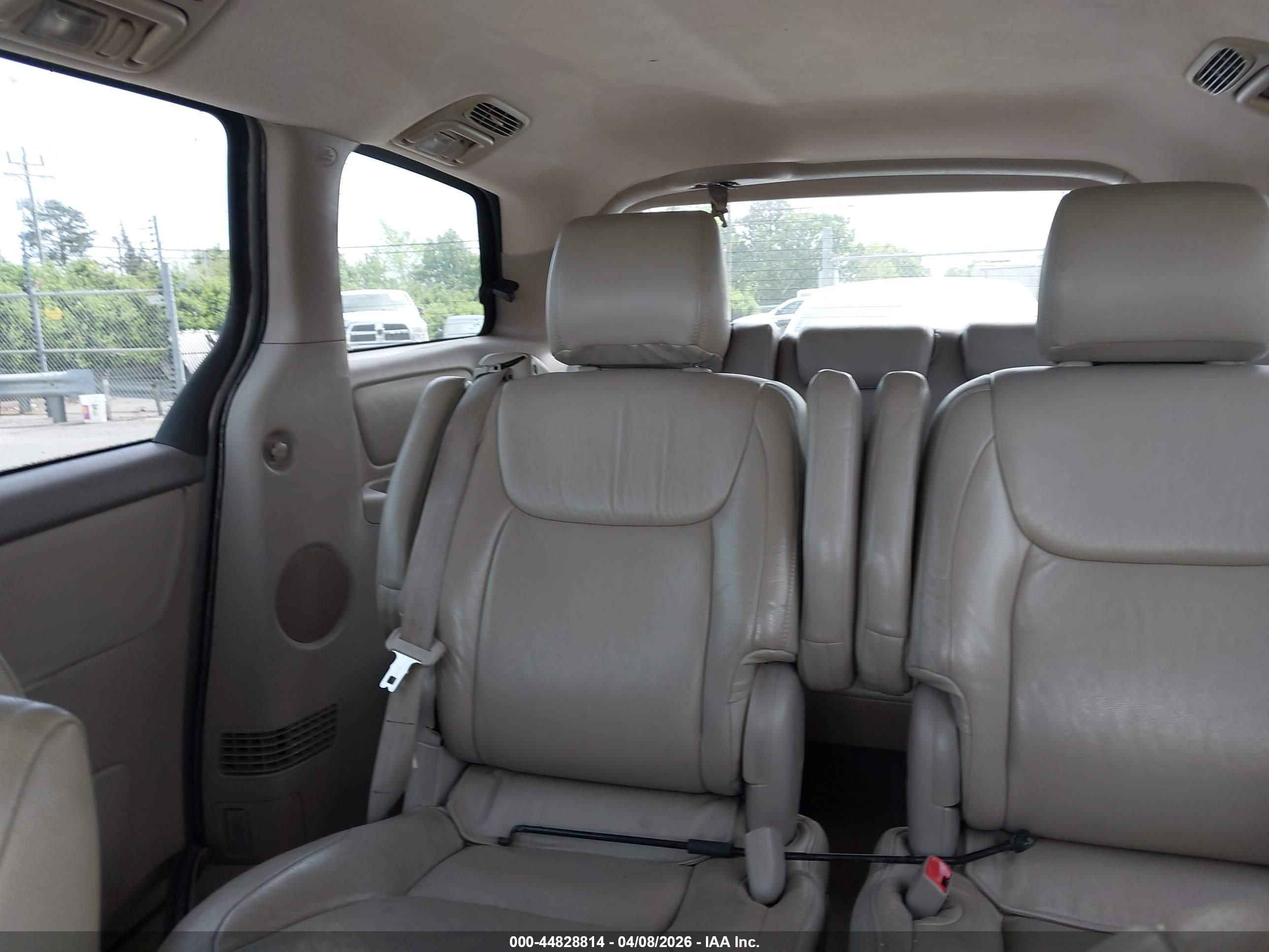 TOYOTA SIENNA image 8