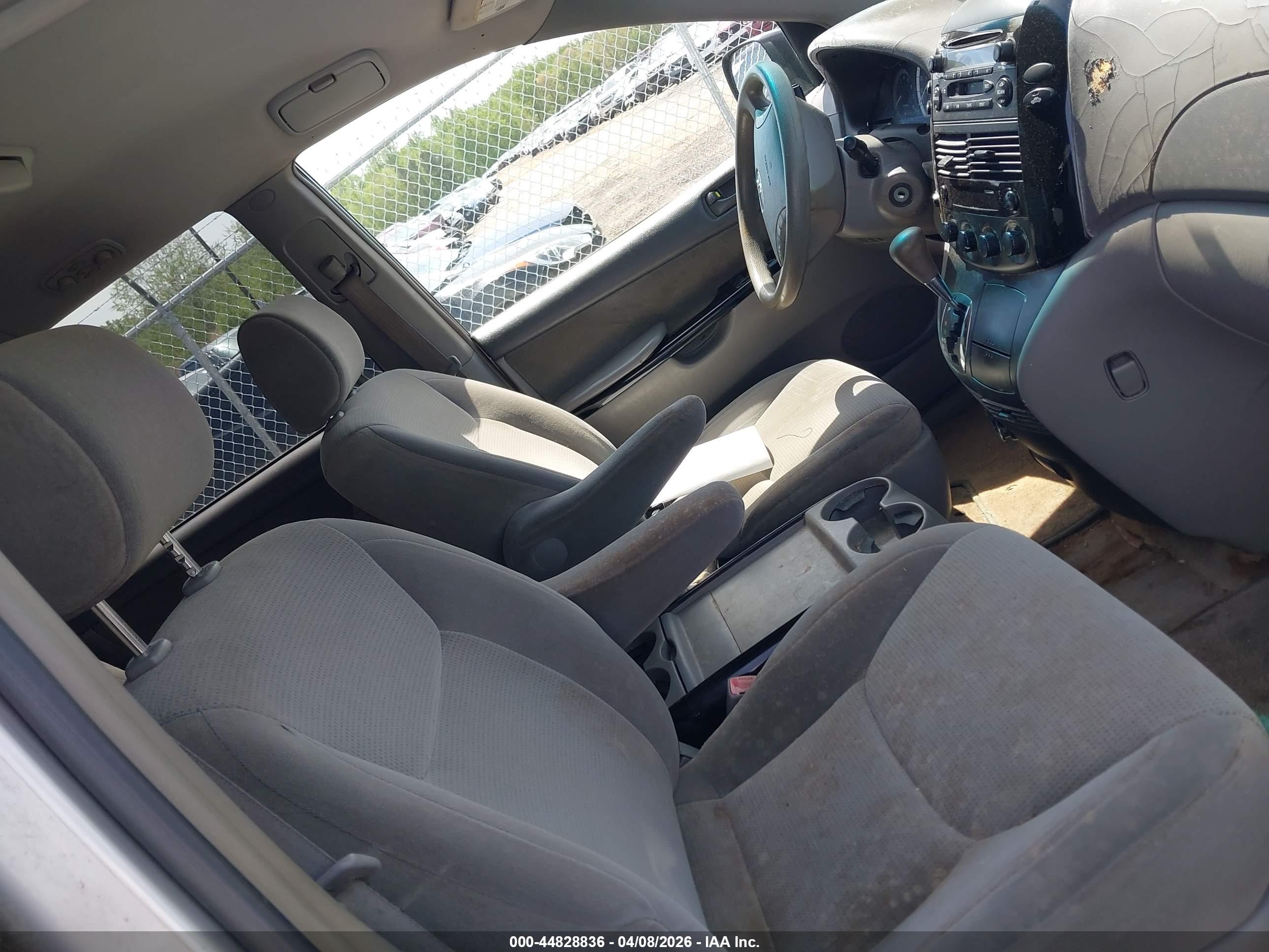 TOYOTA SIENNA image 5