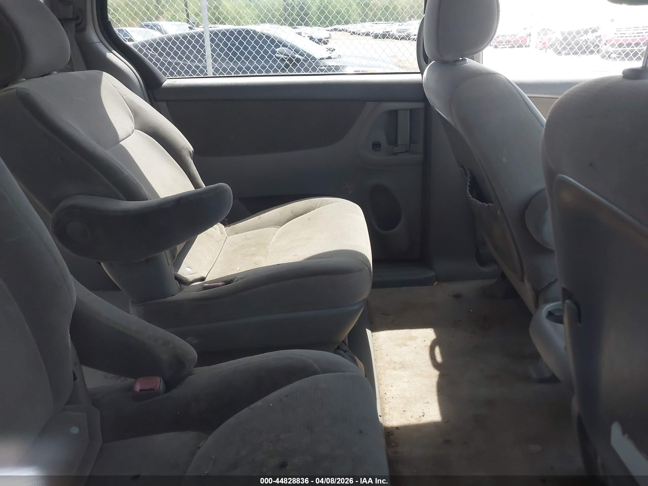 TOYOTA SIENNA image 8