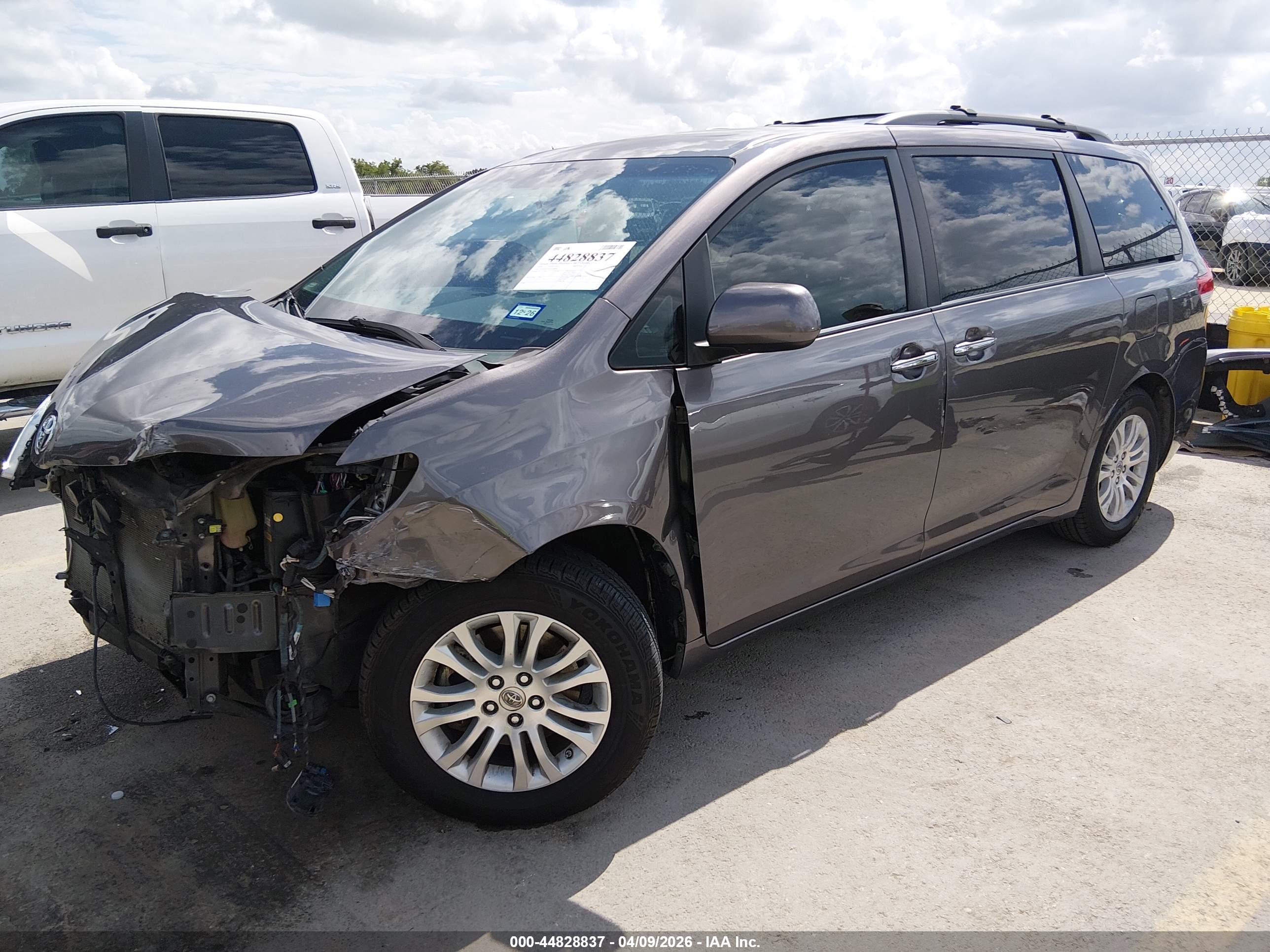 TOYOTA SIENNA image 2