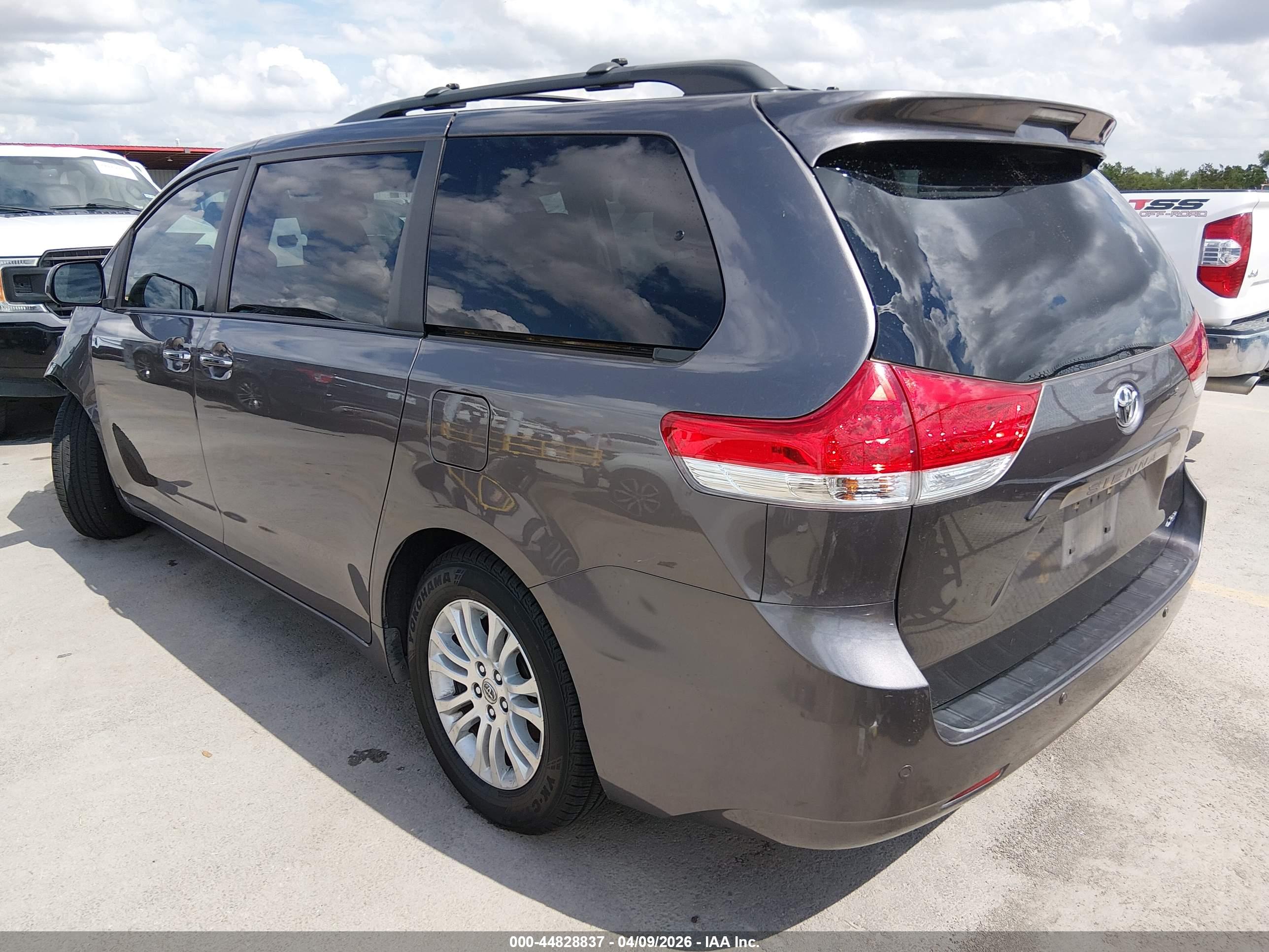 TOYOTA SIENNA image 3