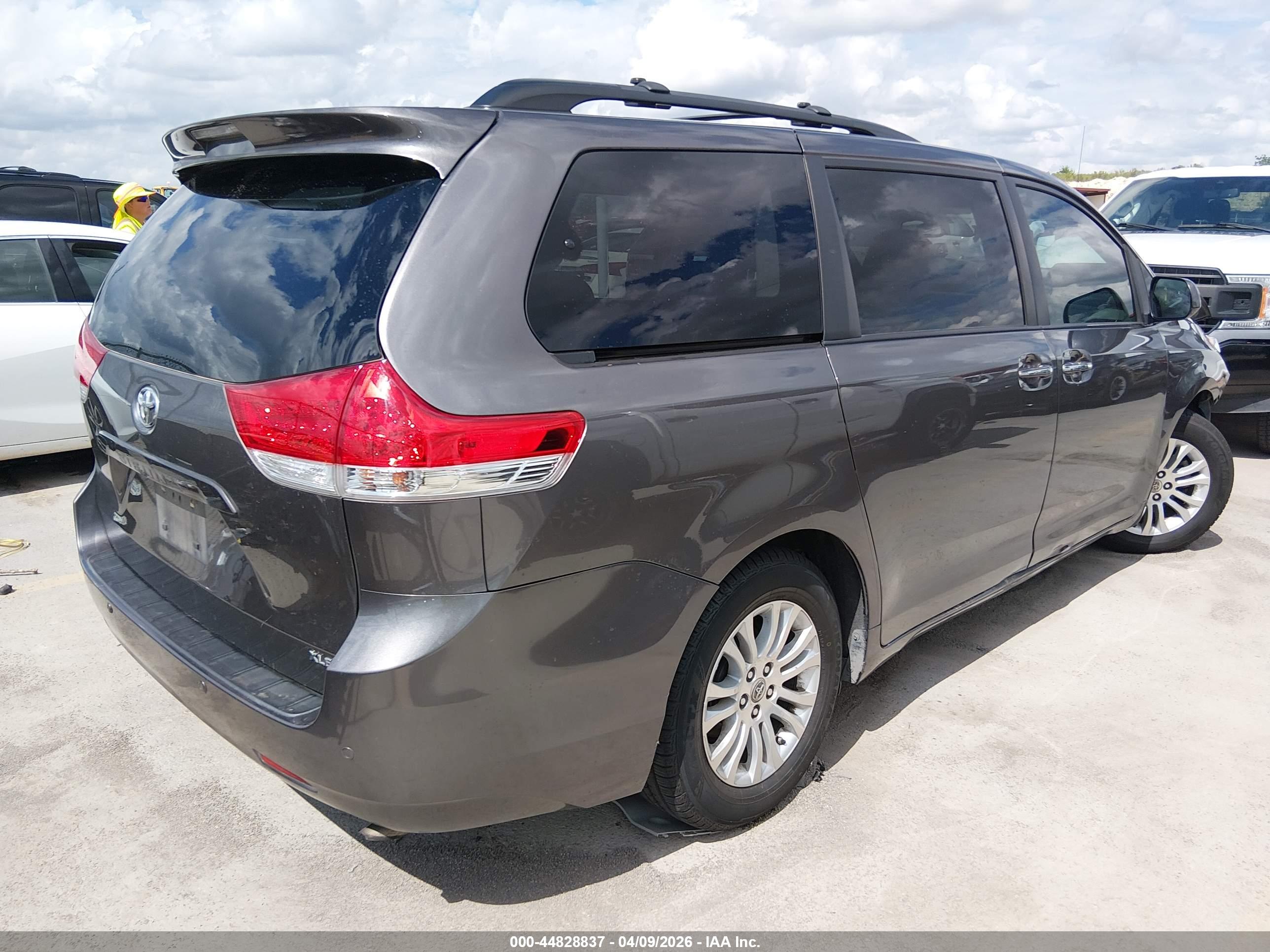 TOYOTA SIENNA image 4