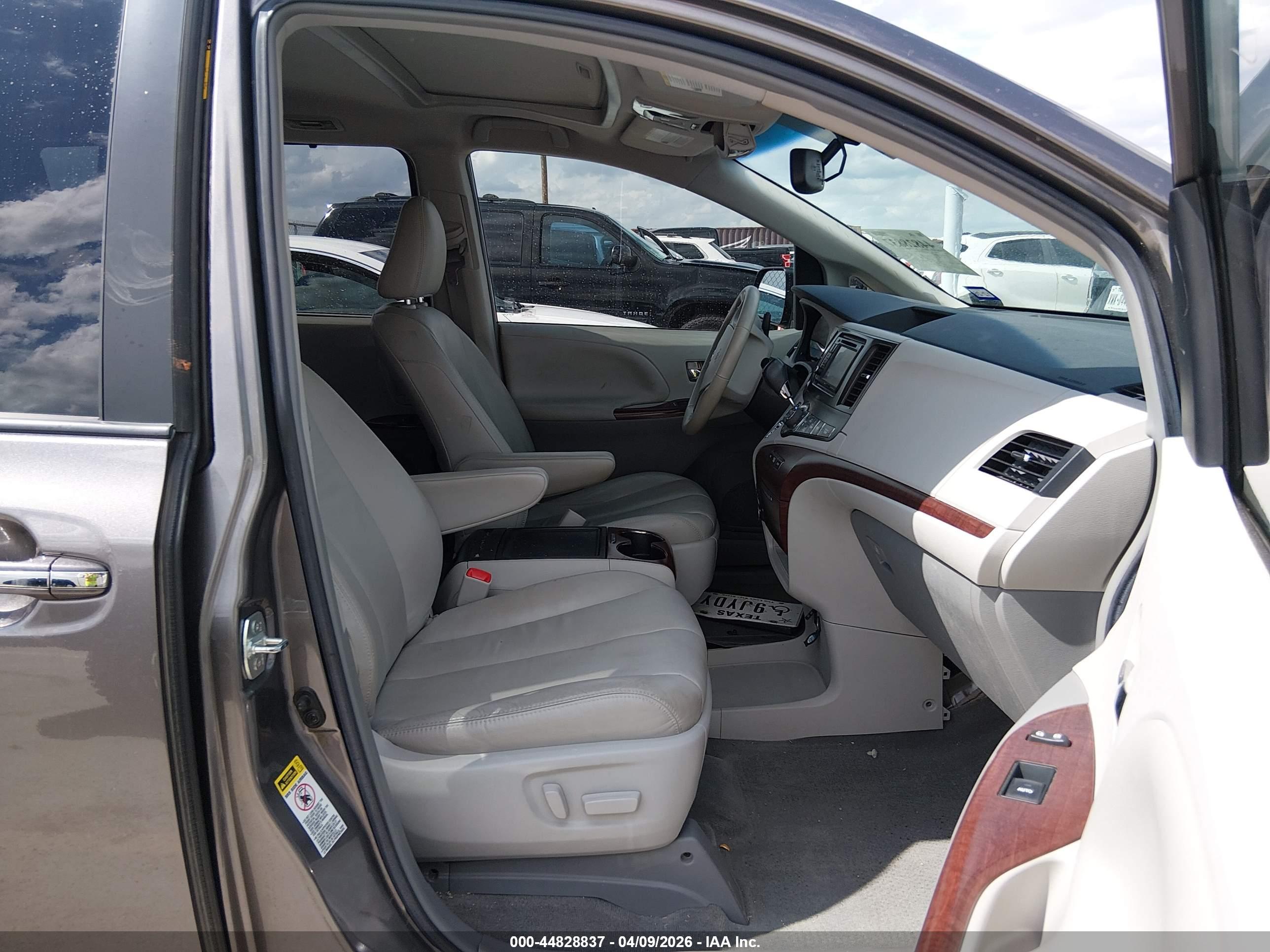 TOYOTA SIENNA image 5