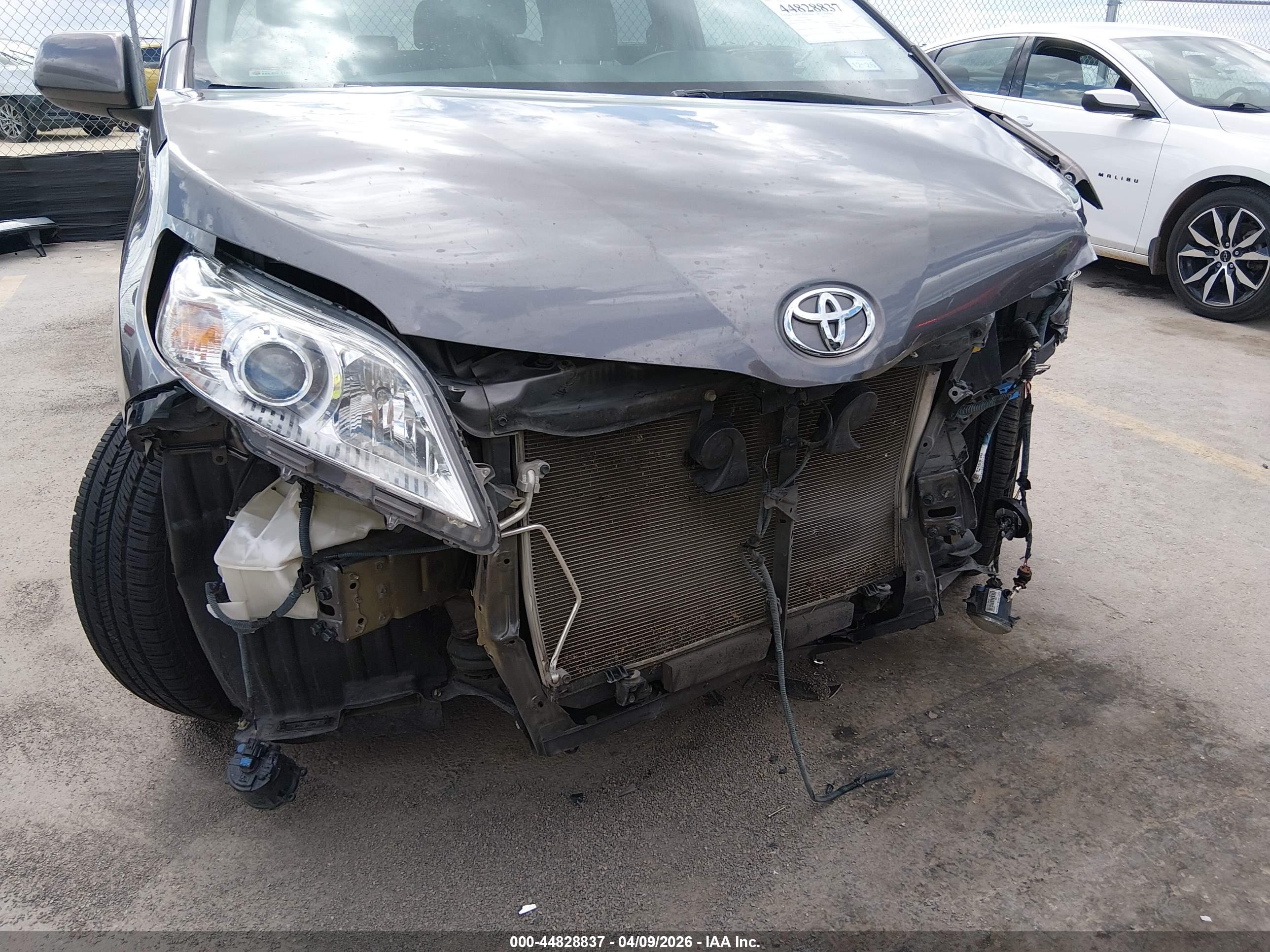 TOYOTA SIENNA image 6