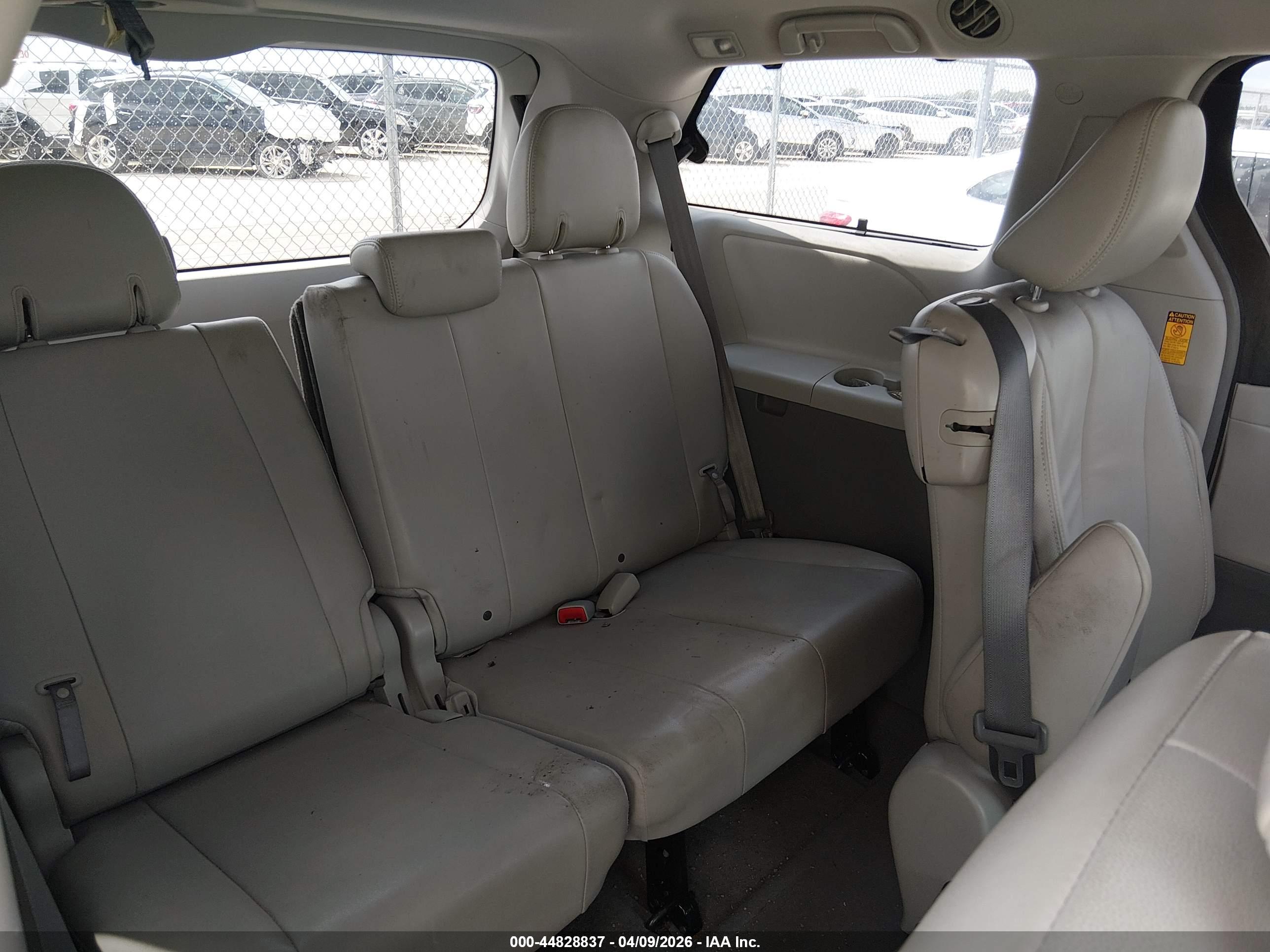 TOYOTA SIENNA image 8