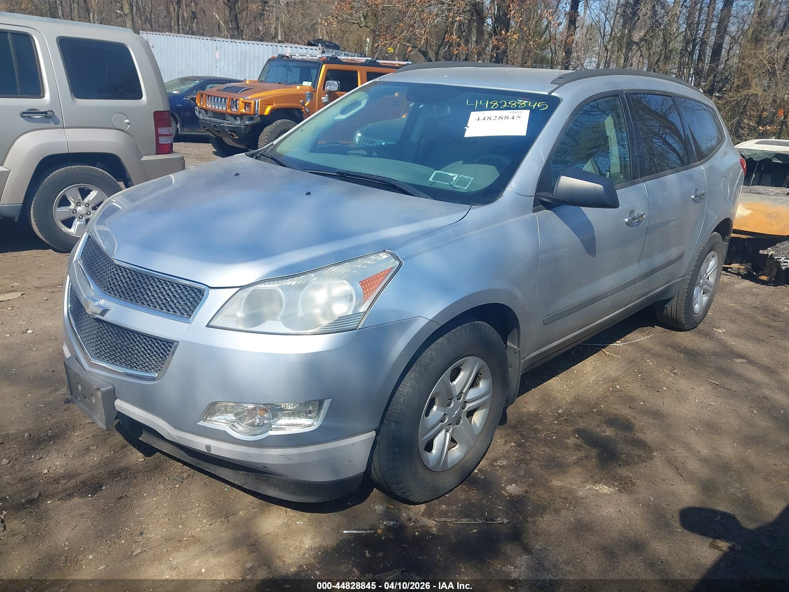 CHEVROLET TRAVERSE image 2