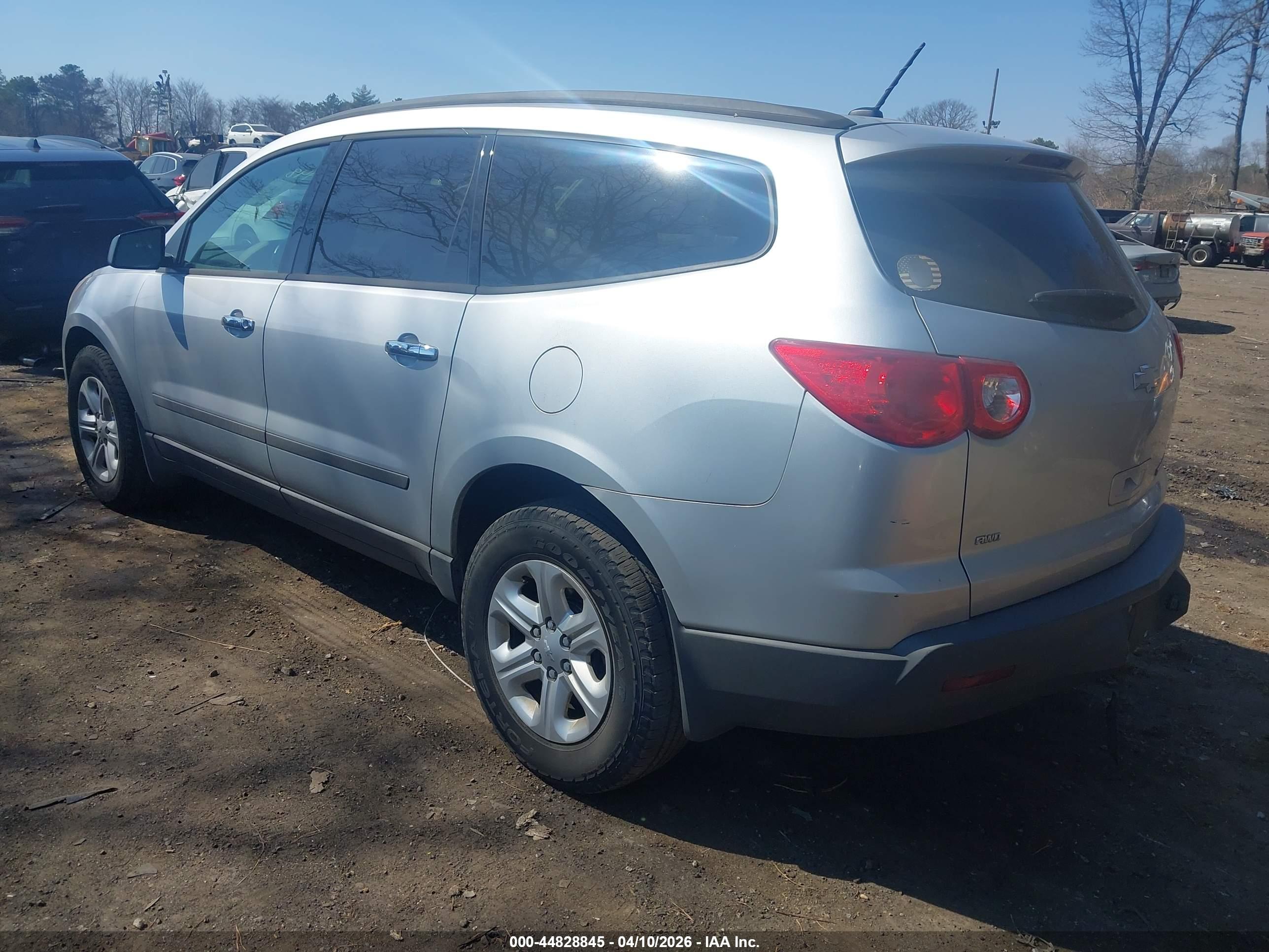 CHEVROLET TRAVERSE image 3
