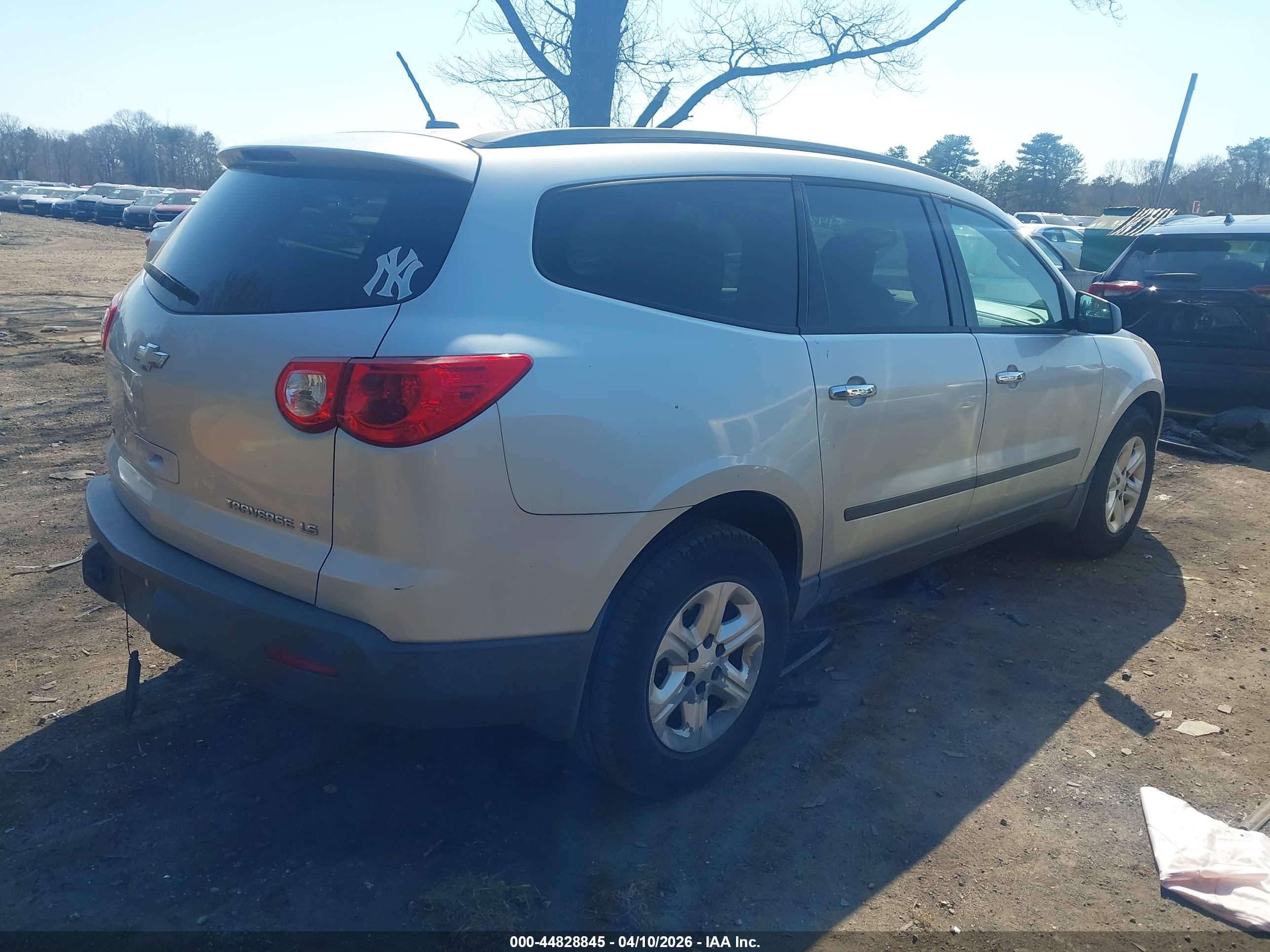 CHEVROLET TRAVERSE image 4