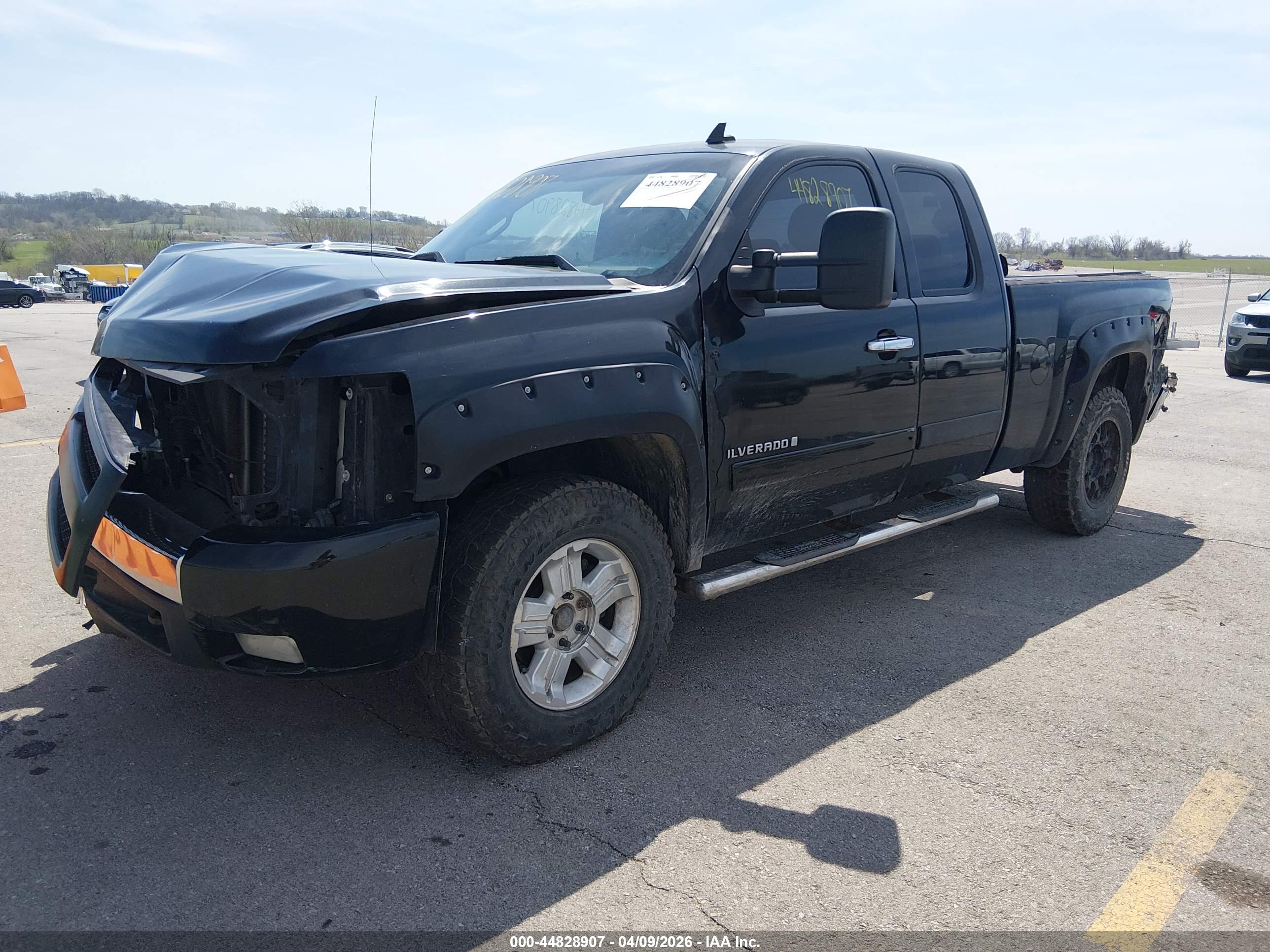 CHEVROLET SILVERADO image 2