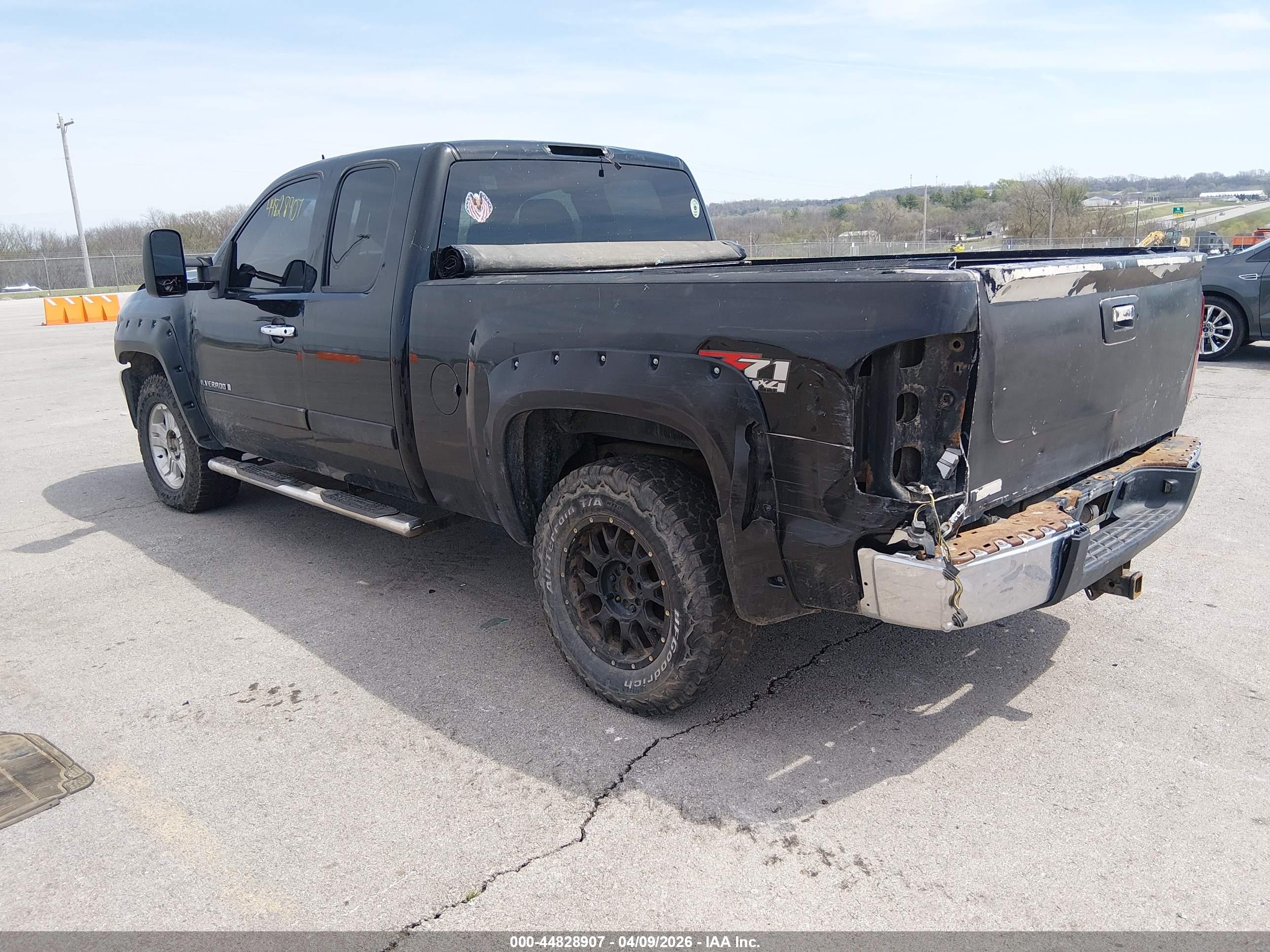 CHEVROLET SILVERADO image 3