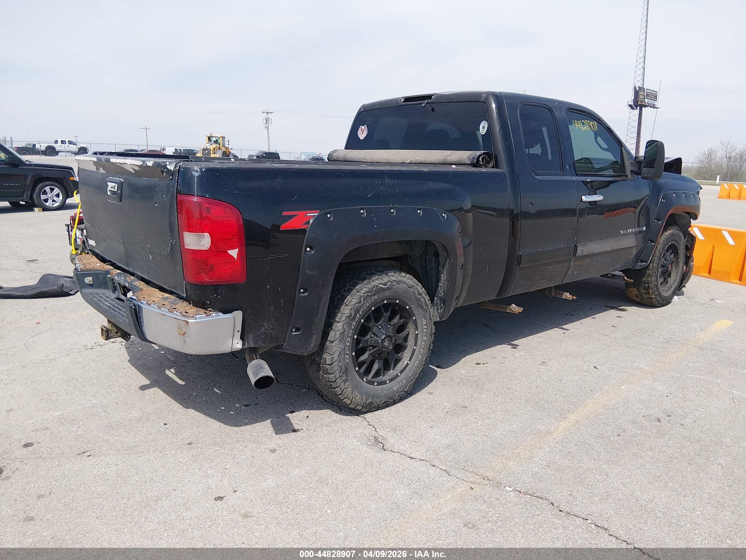 CHEVROLET SILVERADO image 4