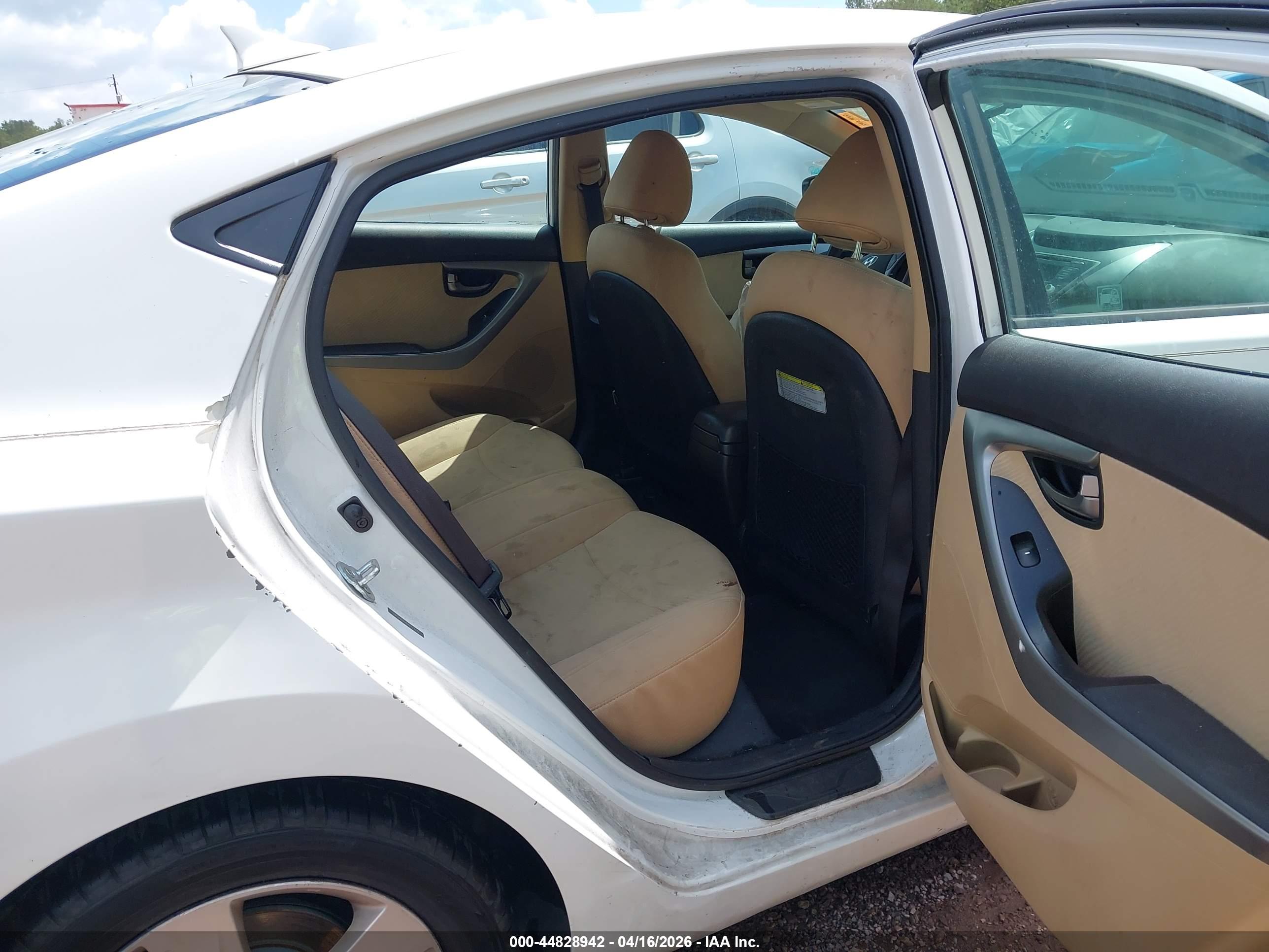HYUNDAI ELANTRA image 8
