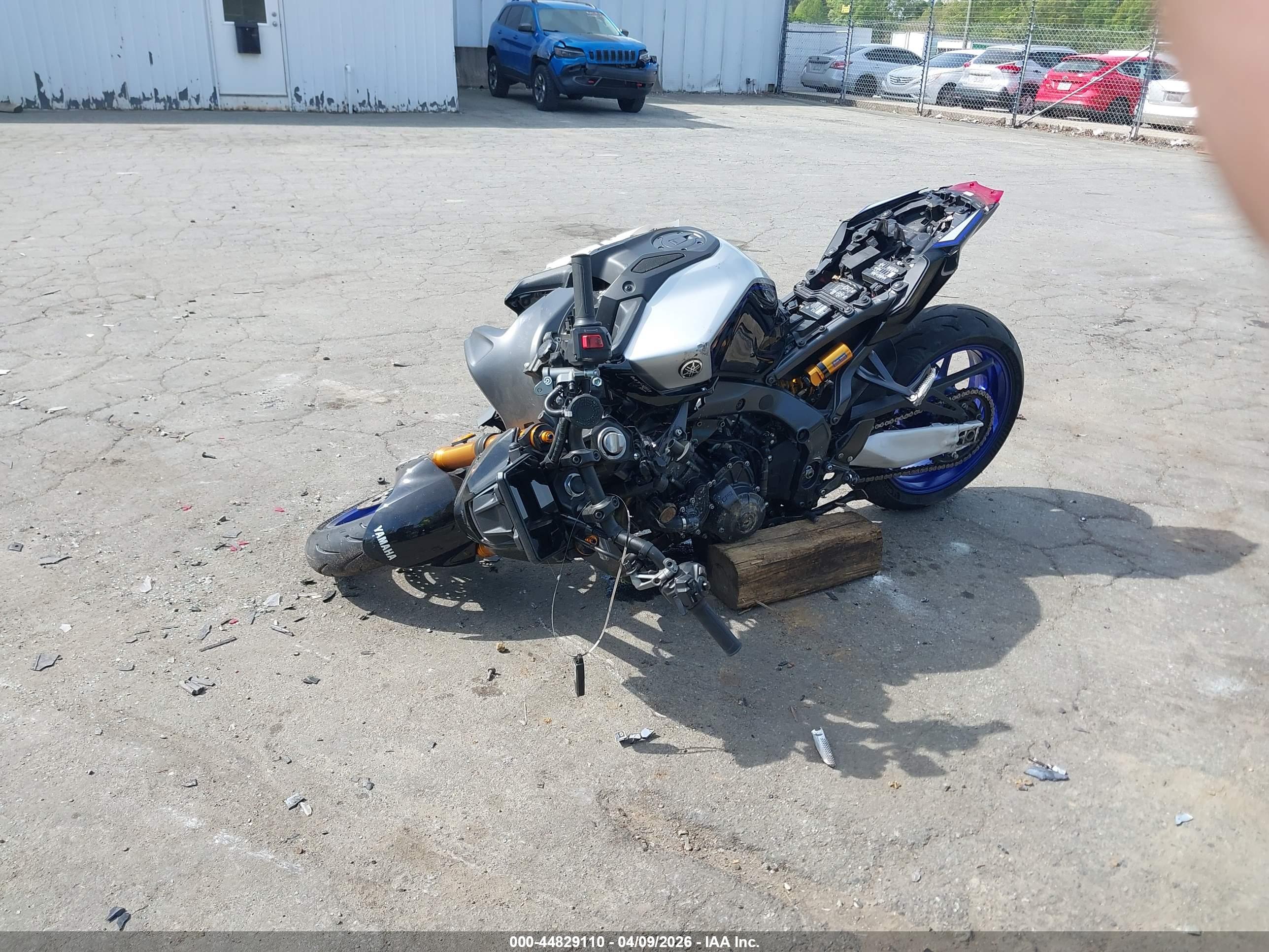 YAMAHA MT09 image 2