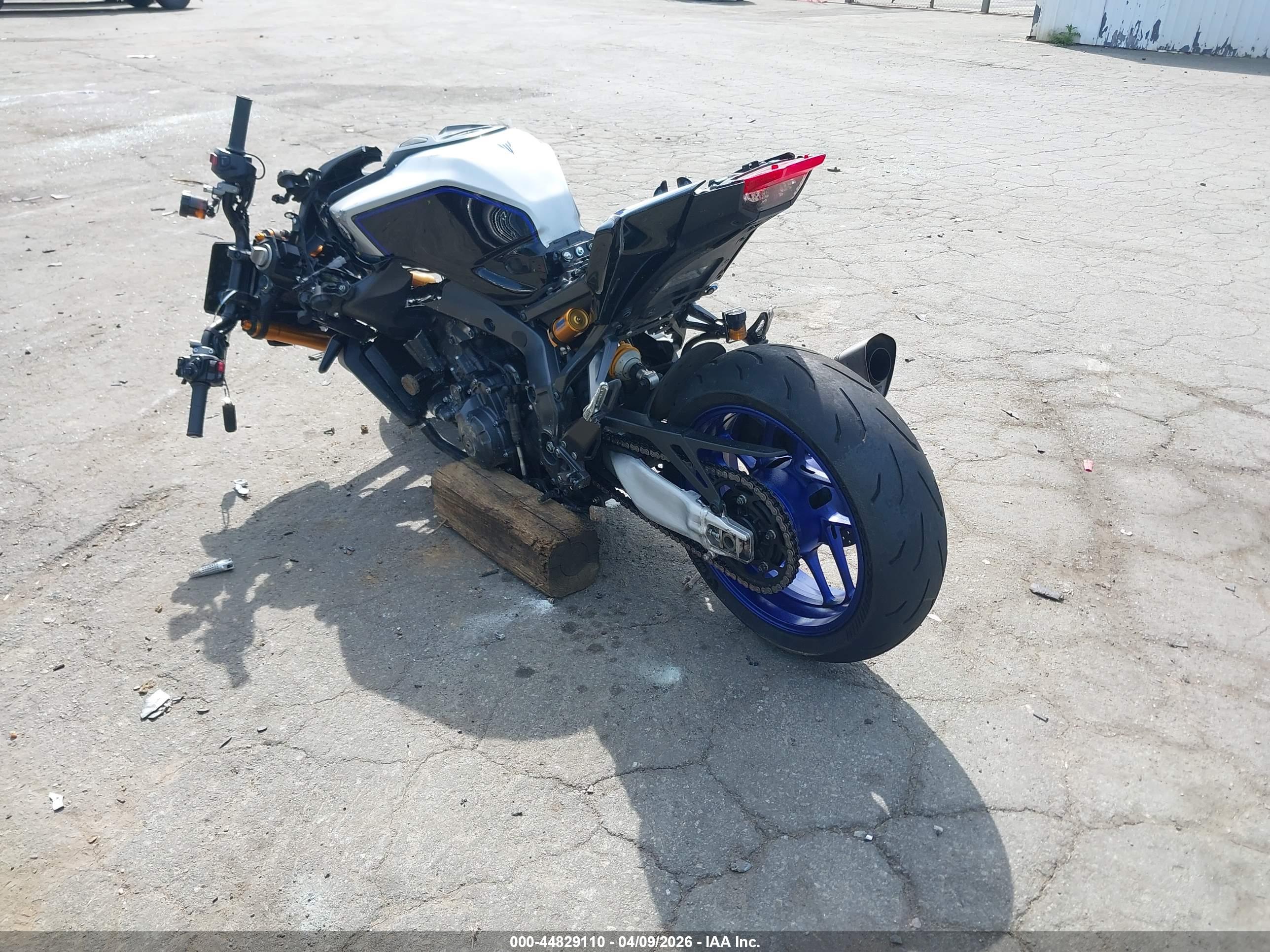 YAMAHA MT09 image 3