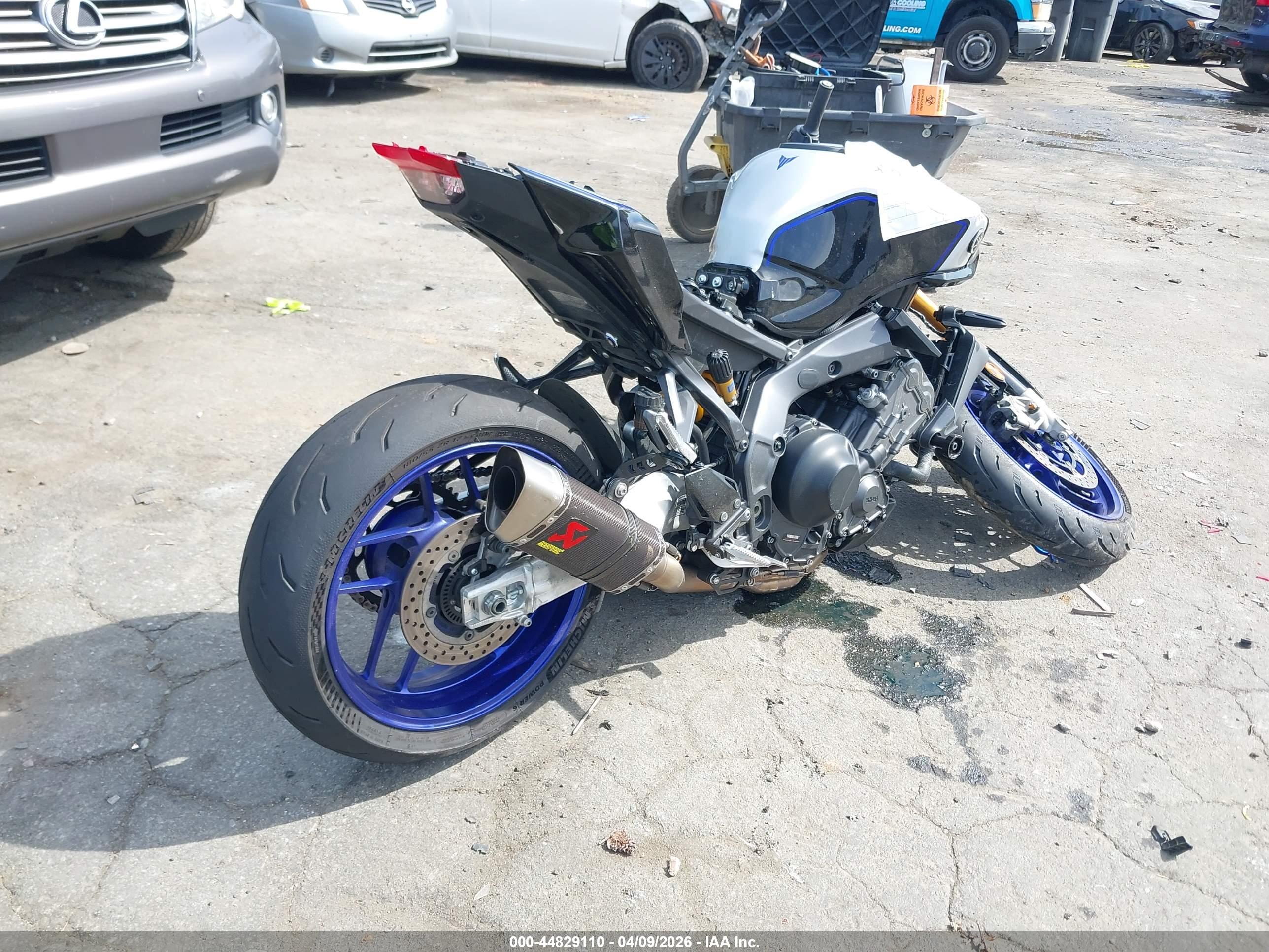 YAMAHA MT09 image 4