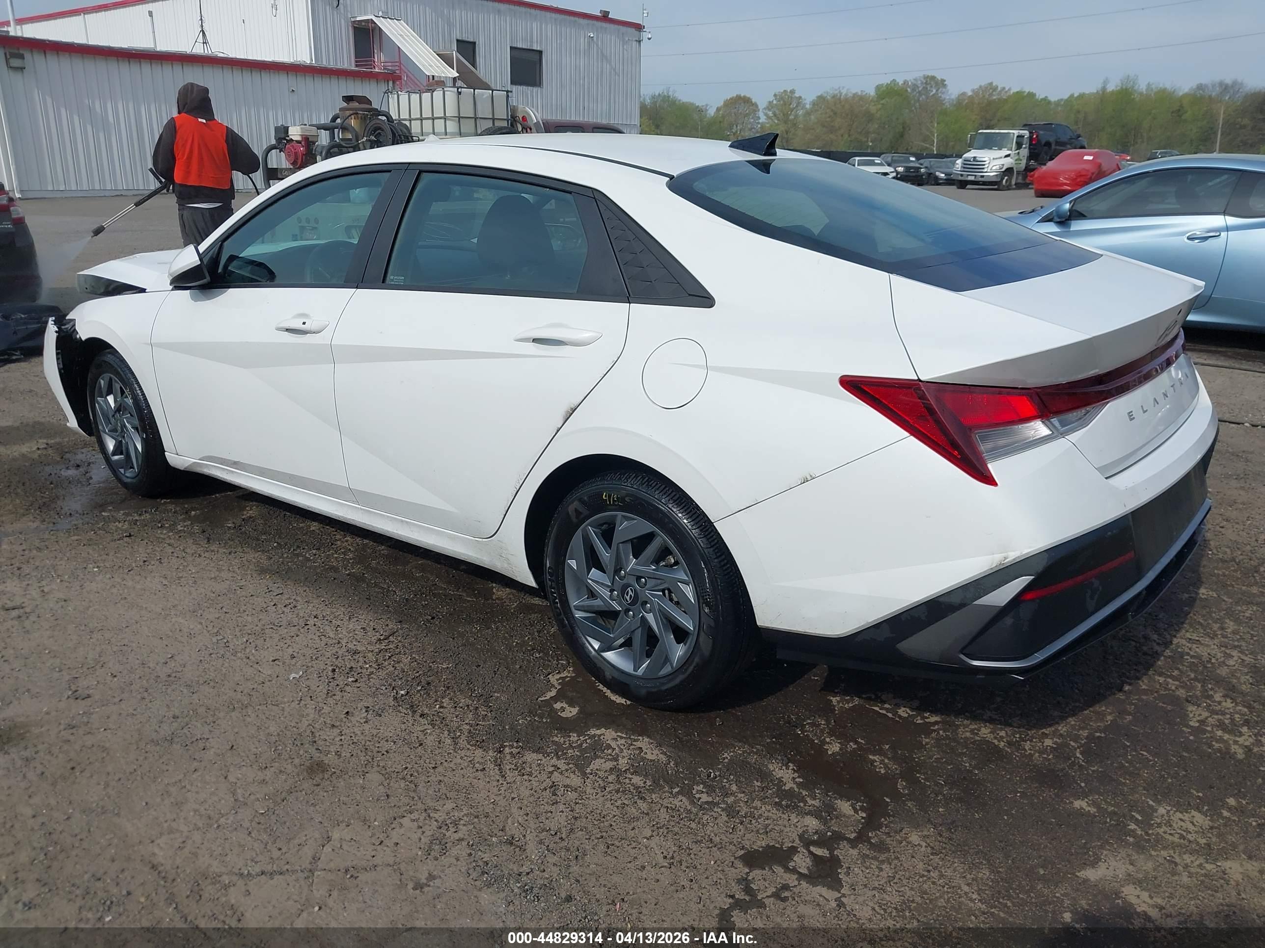 HYUNDAI ELANTRA image 3
