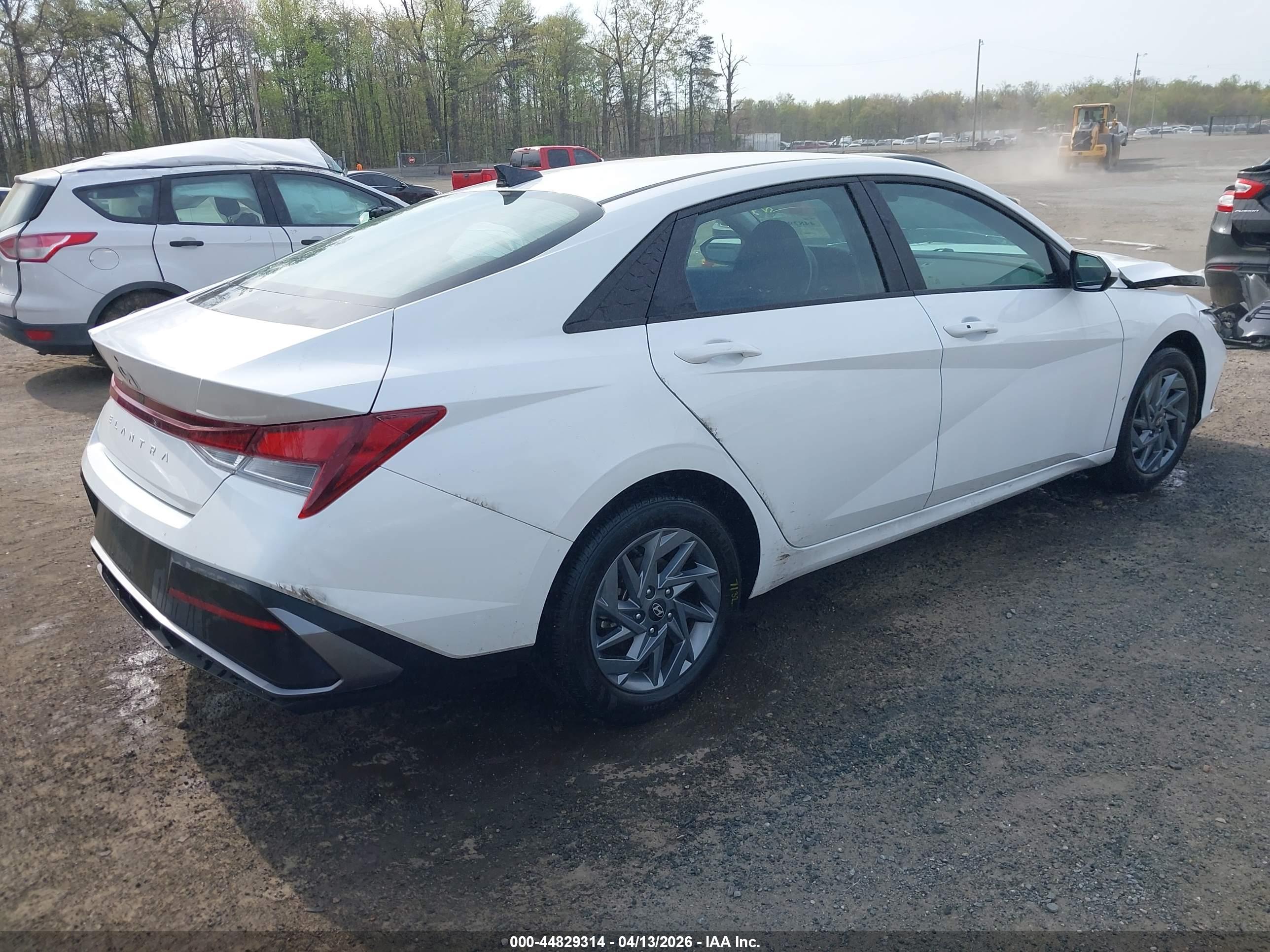 HYUNDAI ELANTRA image 4