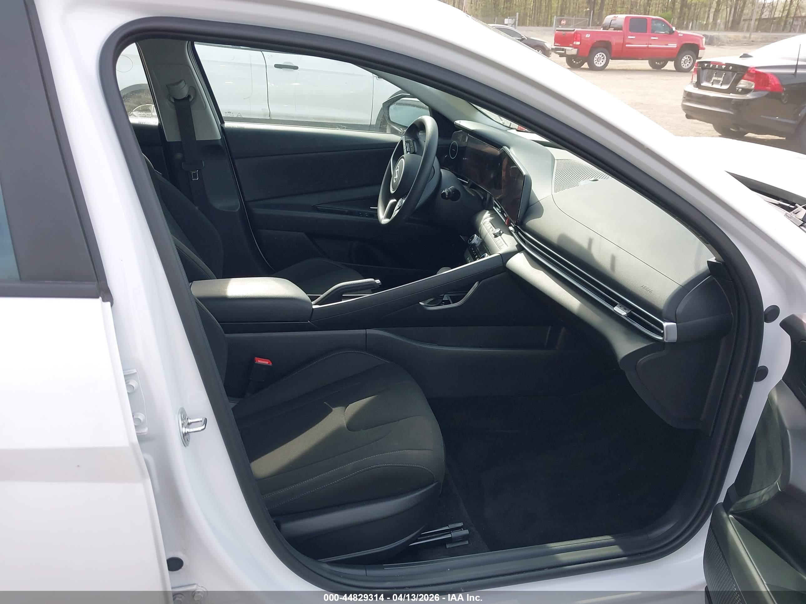 HYUNDAI ELANTRA image 5