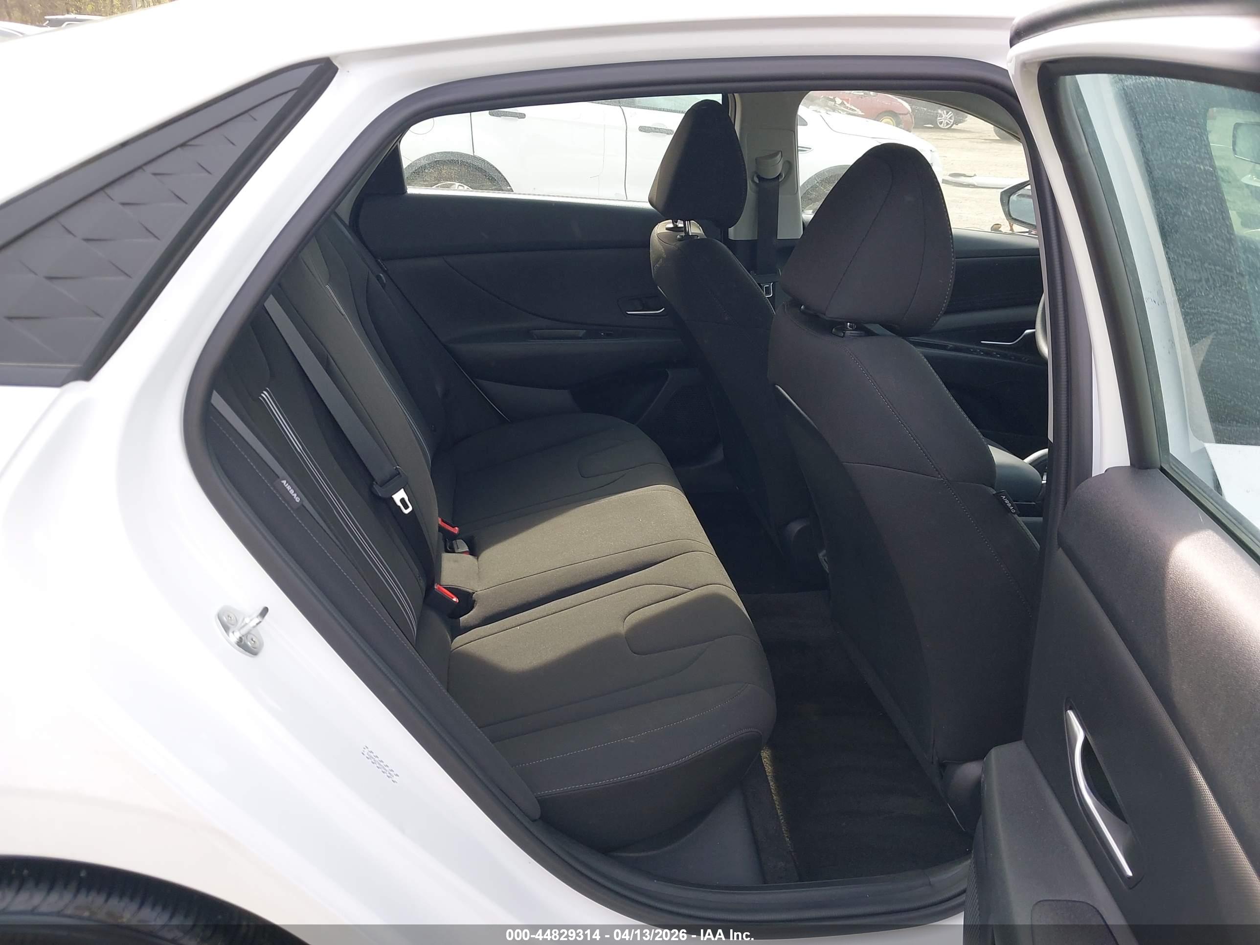 HYUNDAI ELANTRA image 8