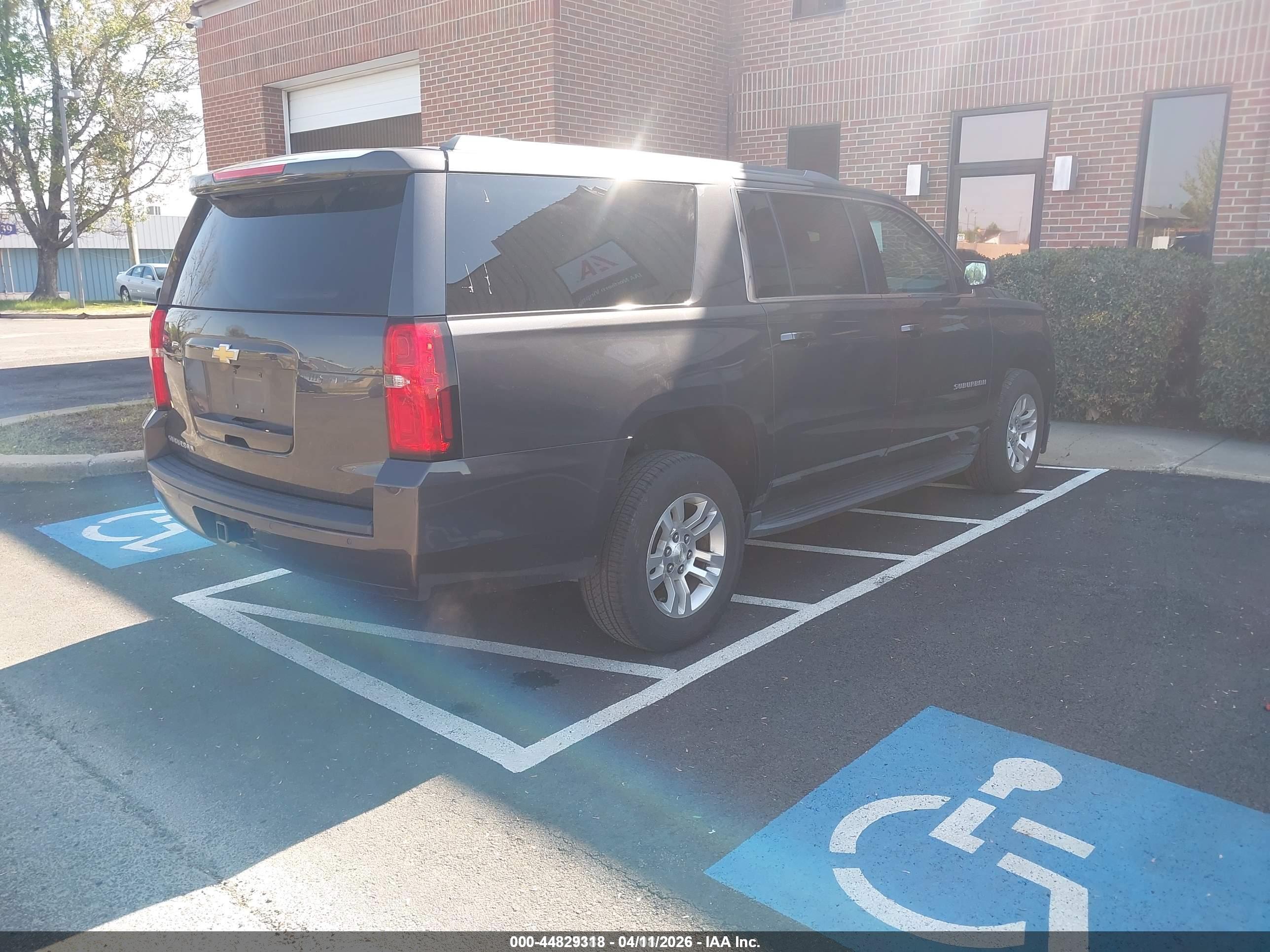 CHEVROLET SUBURBAN image 4