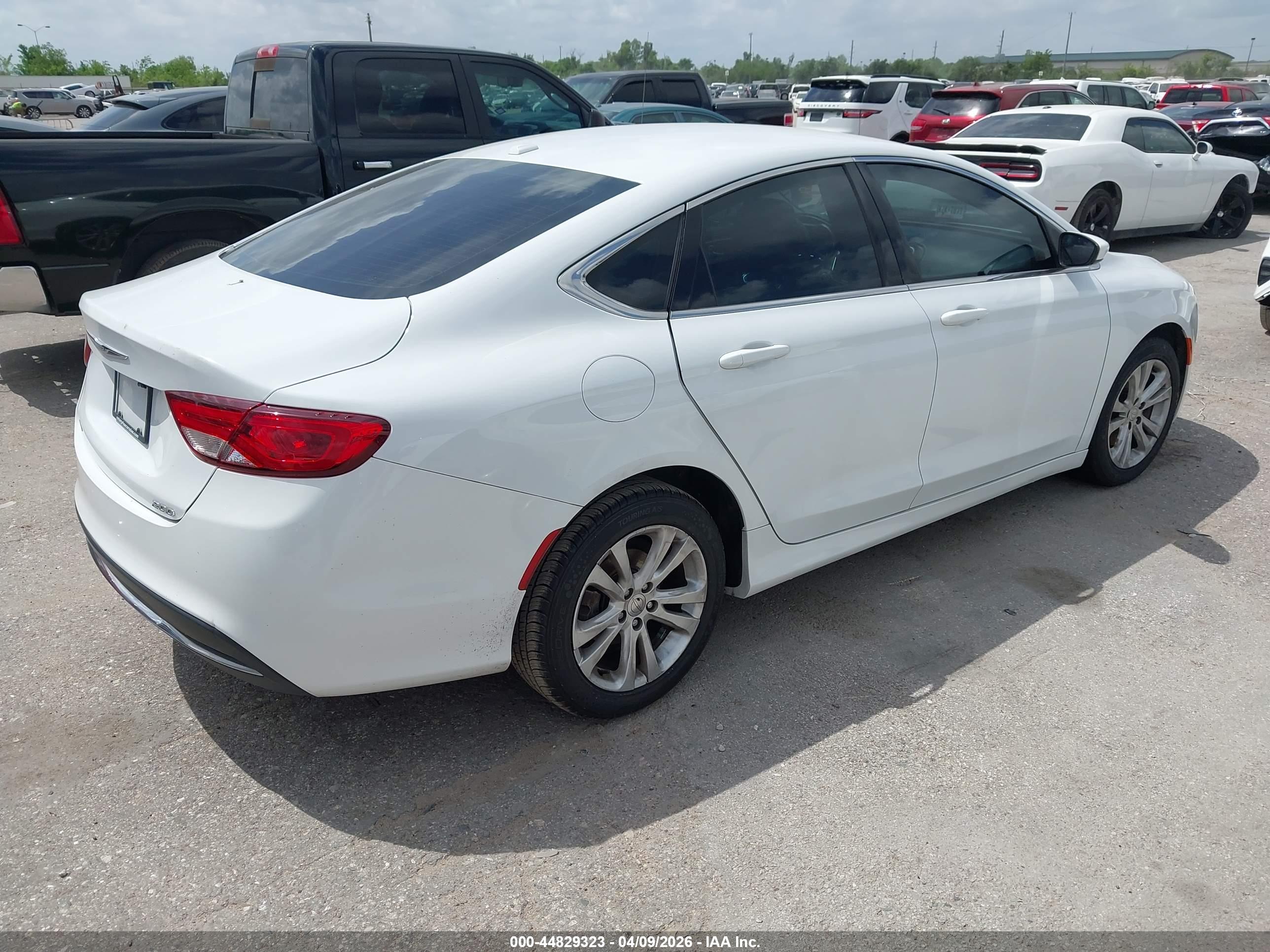 CHRYSLER 200 image 4