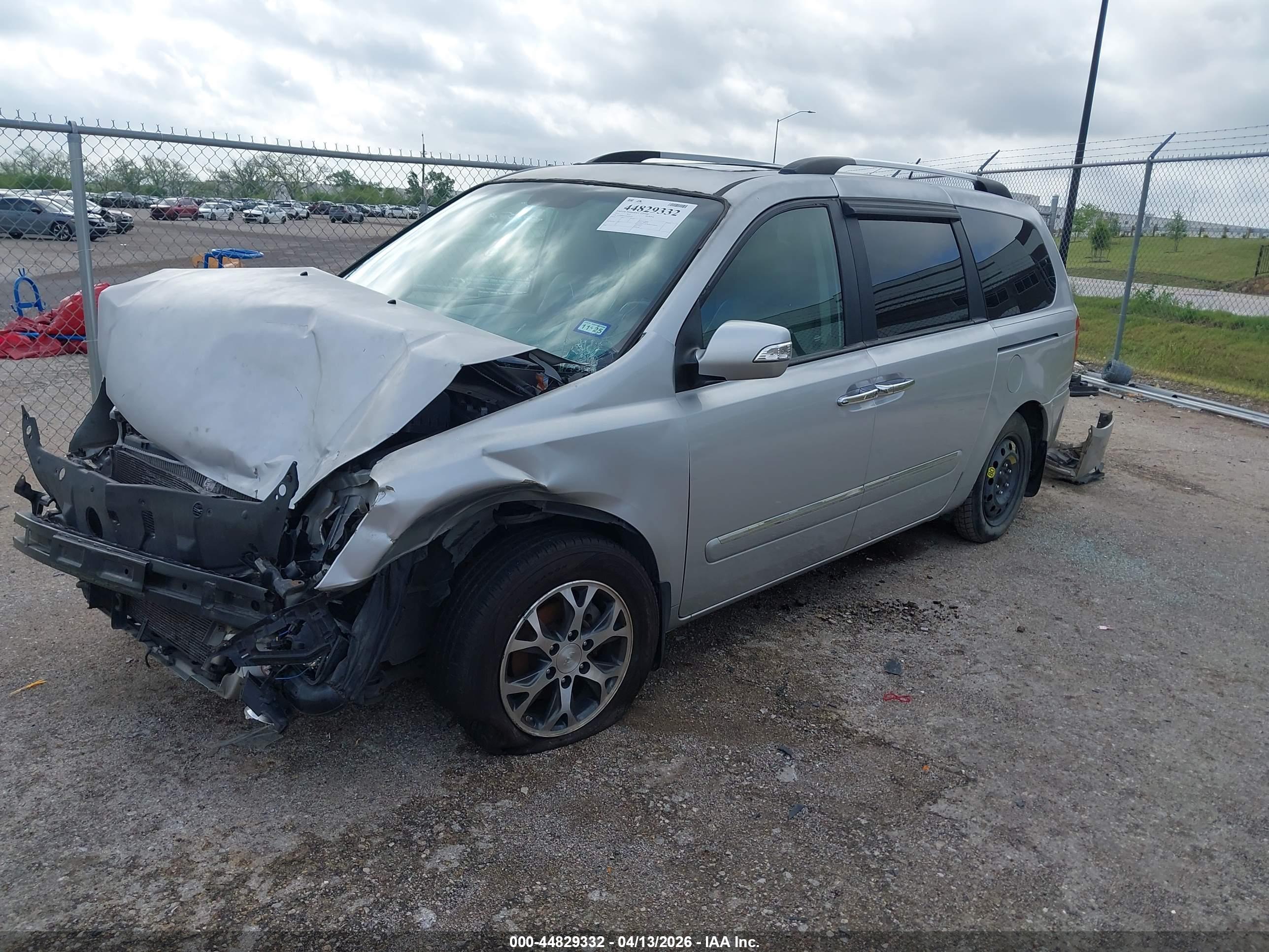 KIA SEDONA image 2