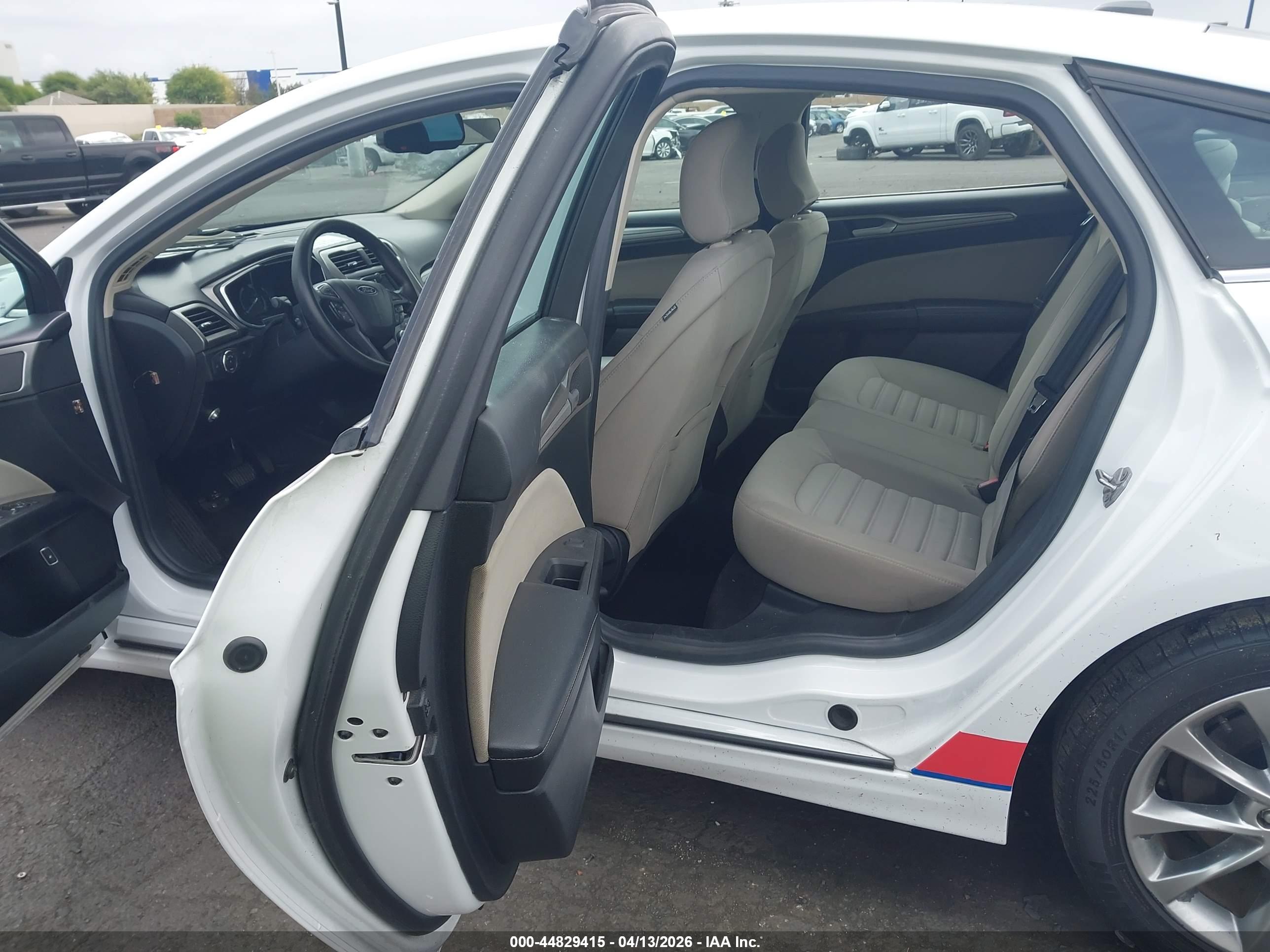 FORD FUSION image 8