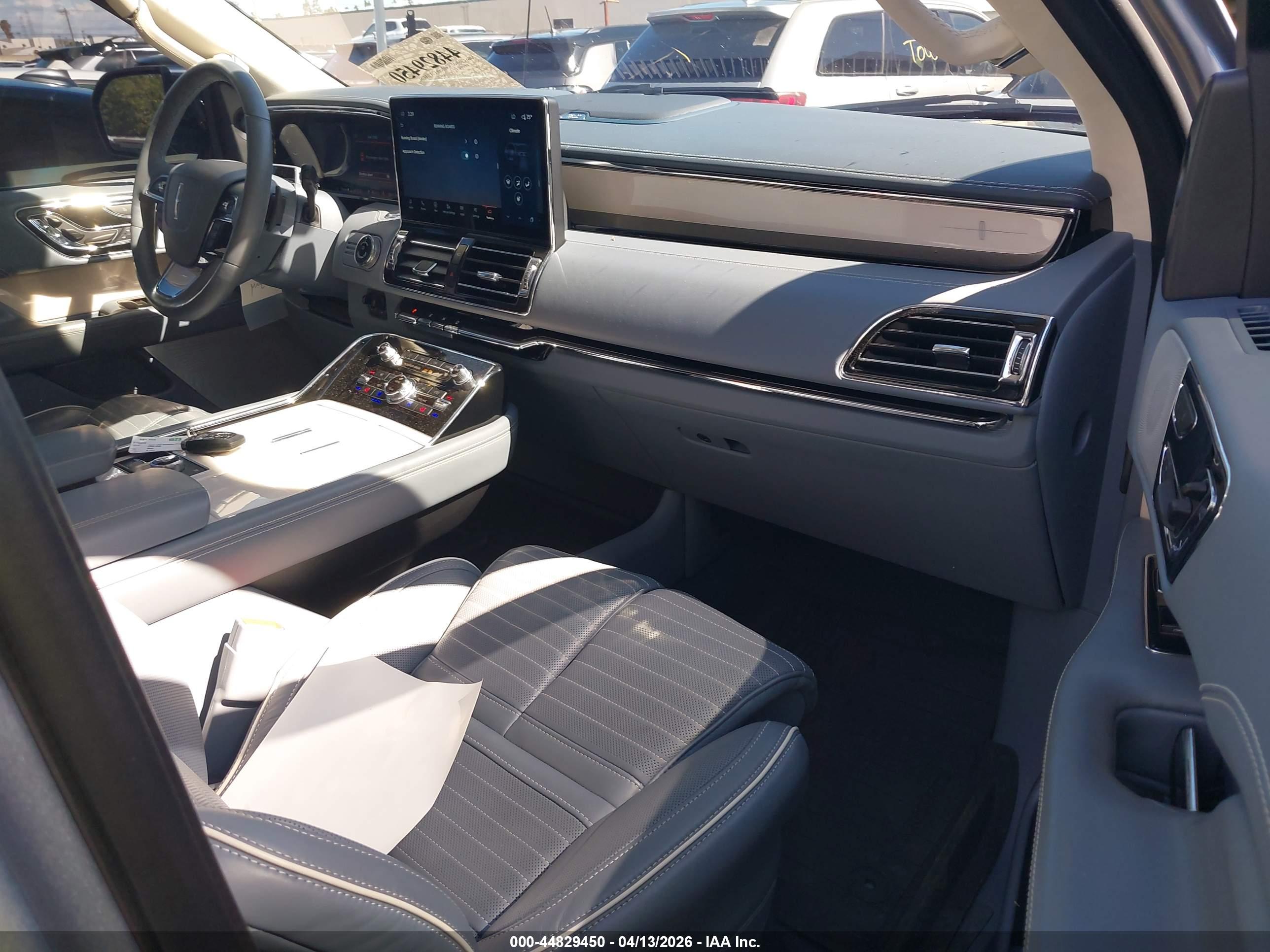 LINCOLN NAVIGATOR image 5