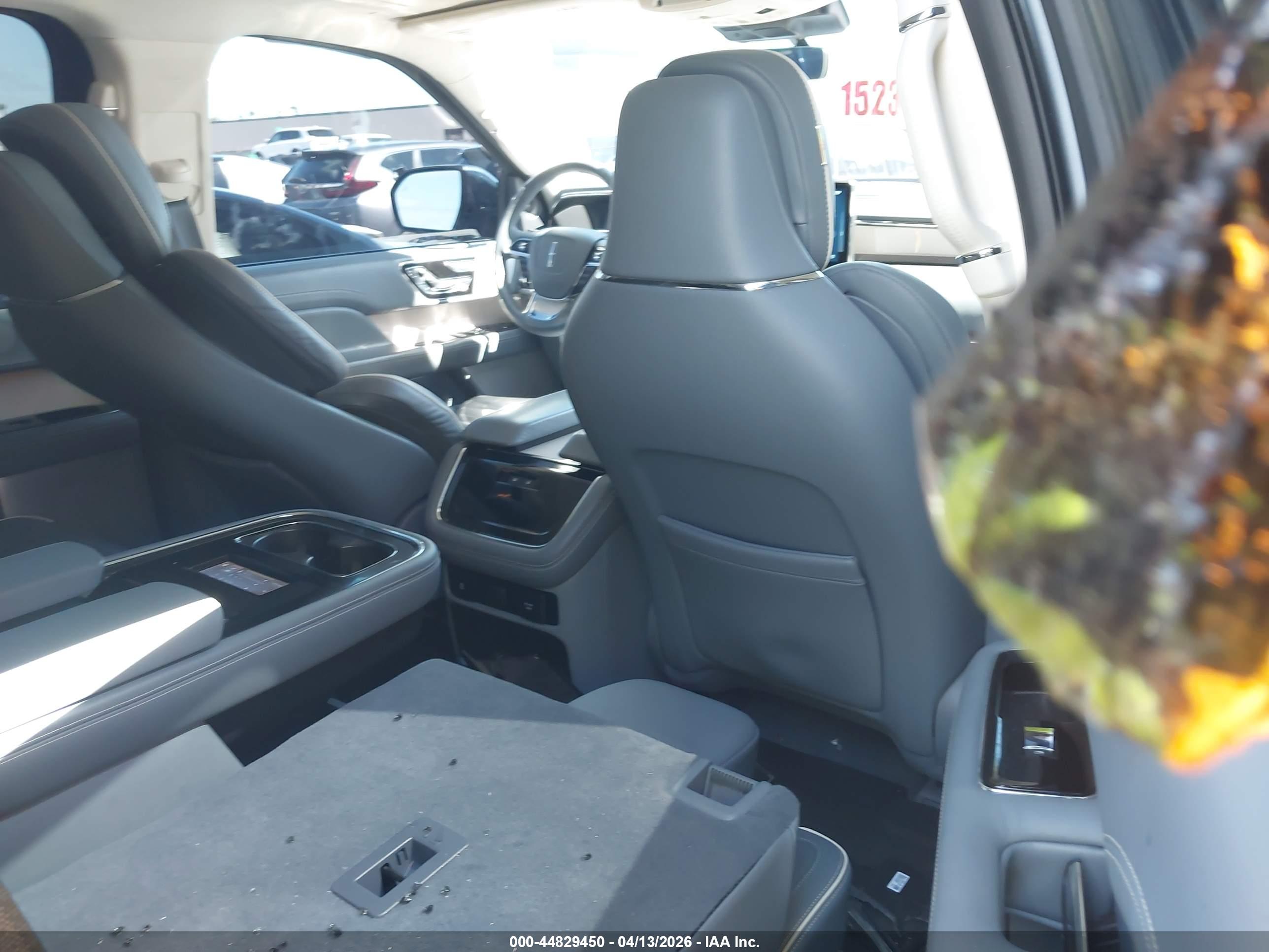 LINCOLN NAVIGATOR image 8