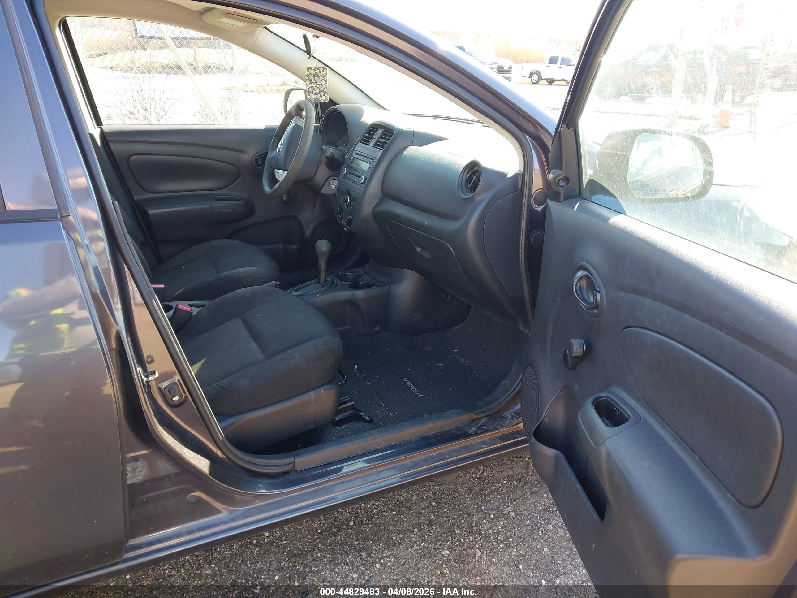 NISSAN VERSA image 5