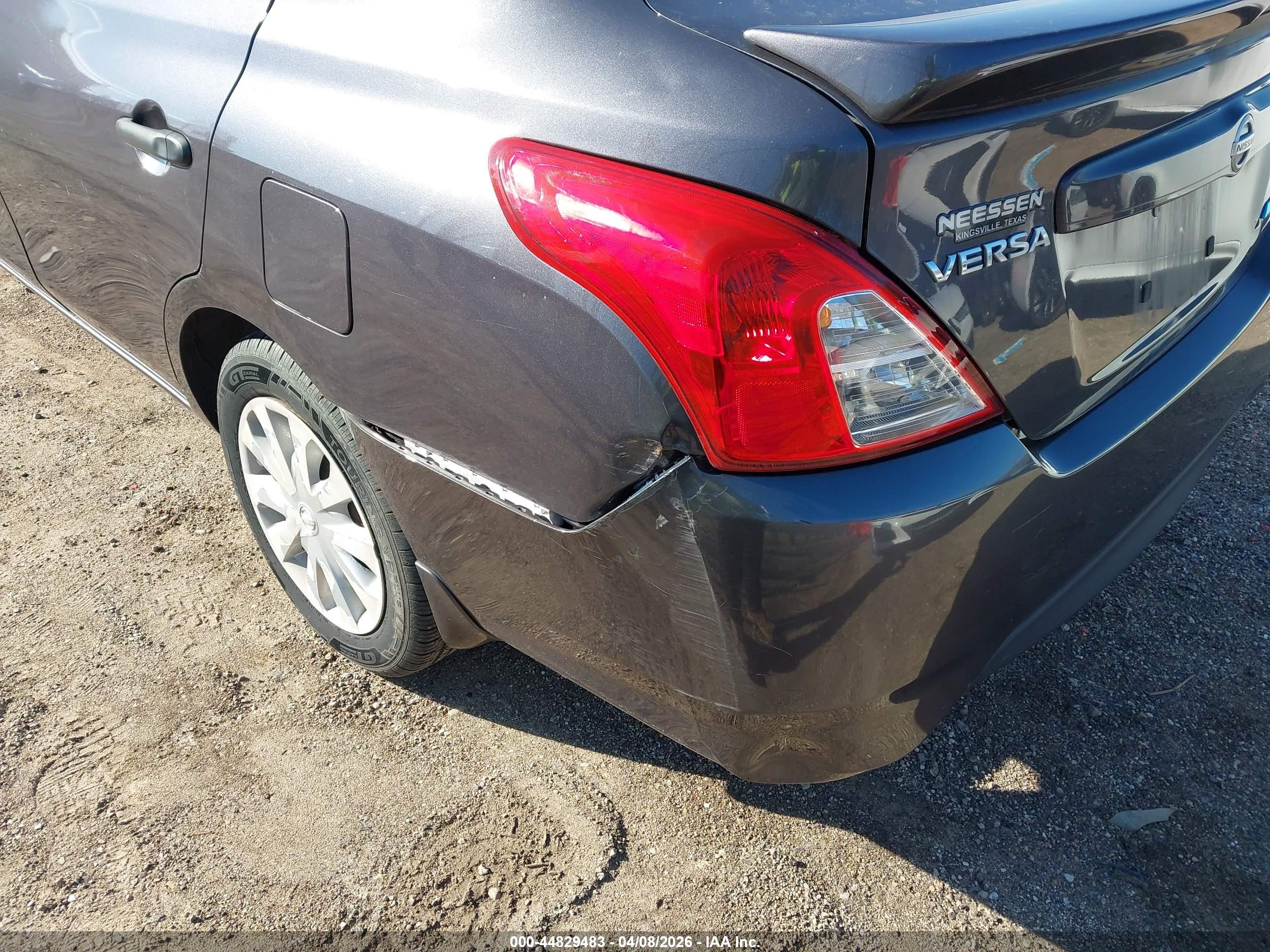 NISSAN VERSA image 6