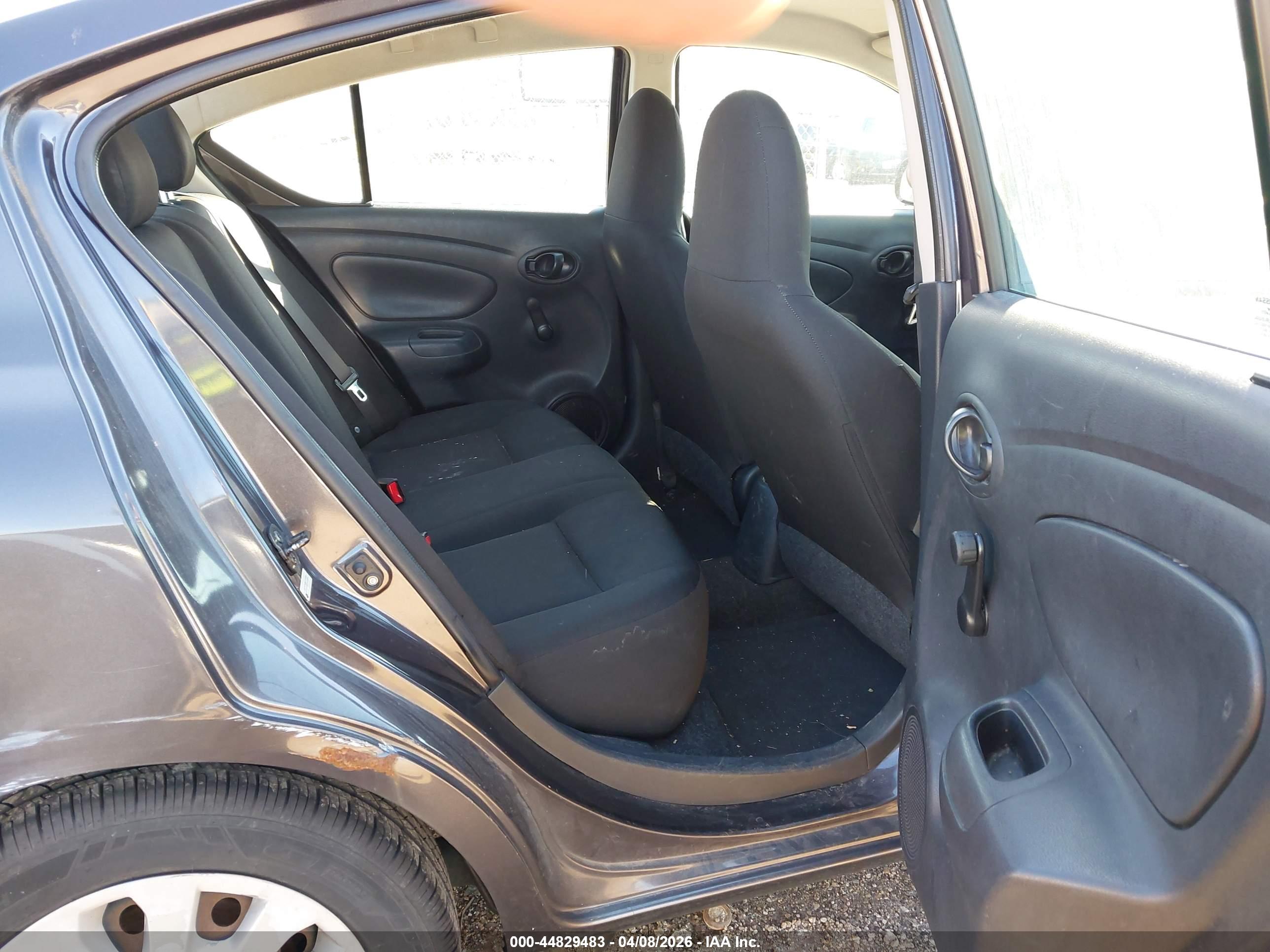 NISSAN VERSA image 8