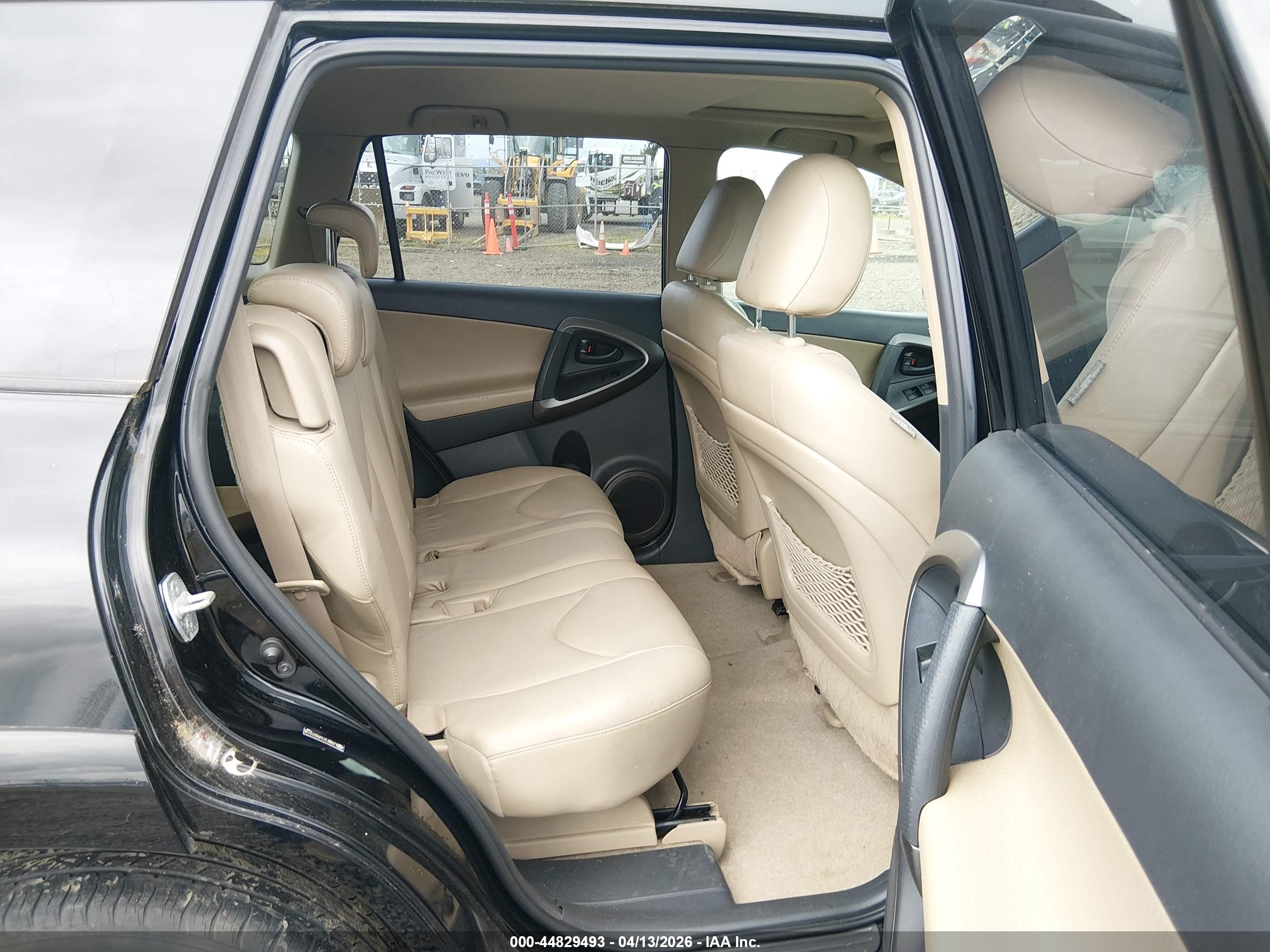 TOYOTA RAV4 image 8