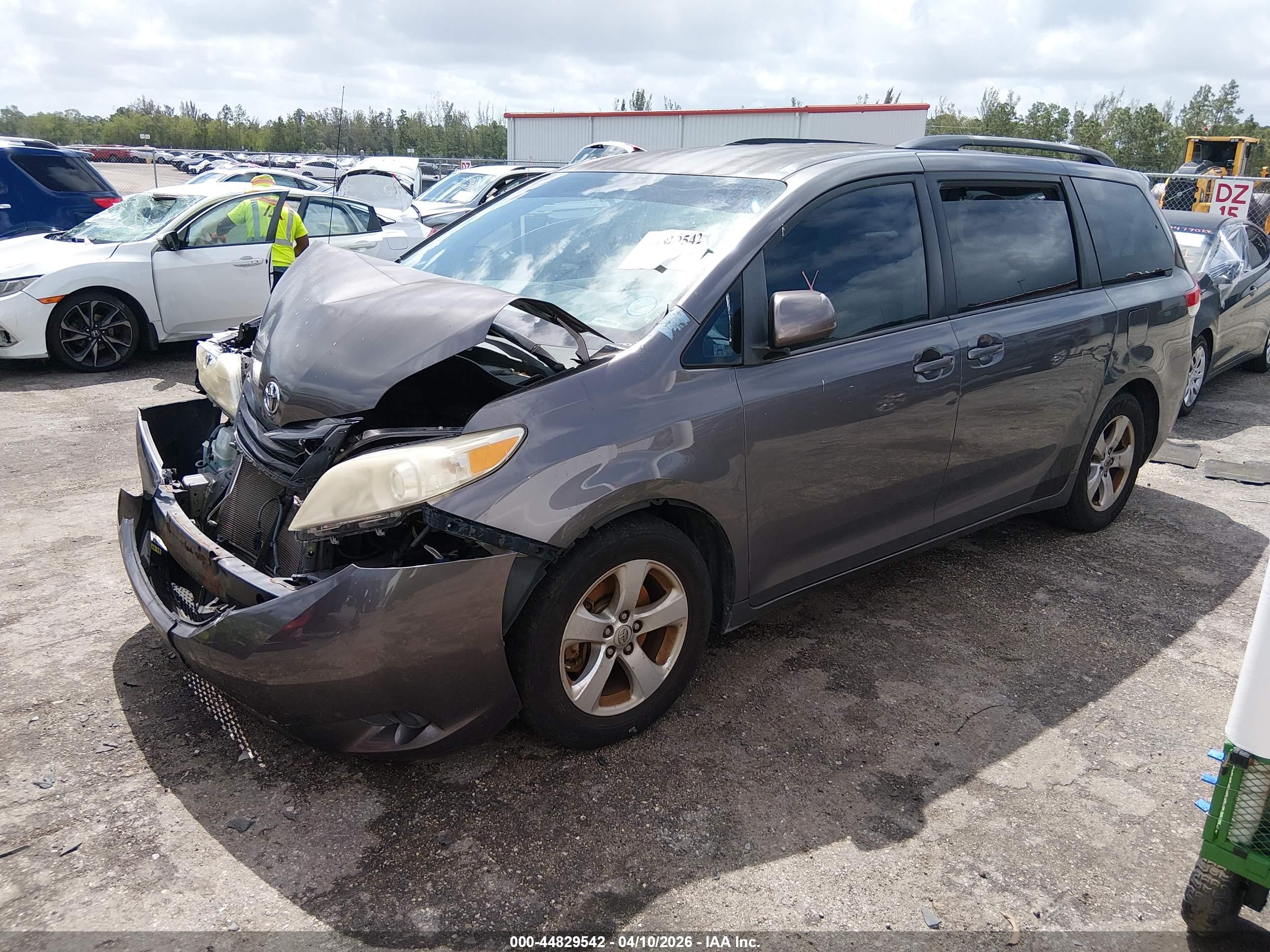 TOYOTA SIENNA image 2