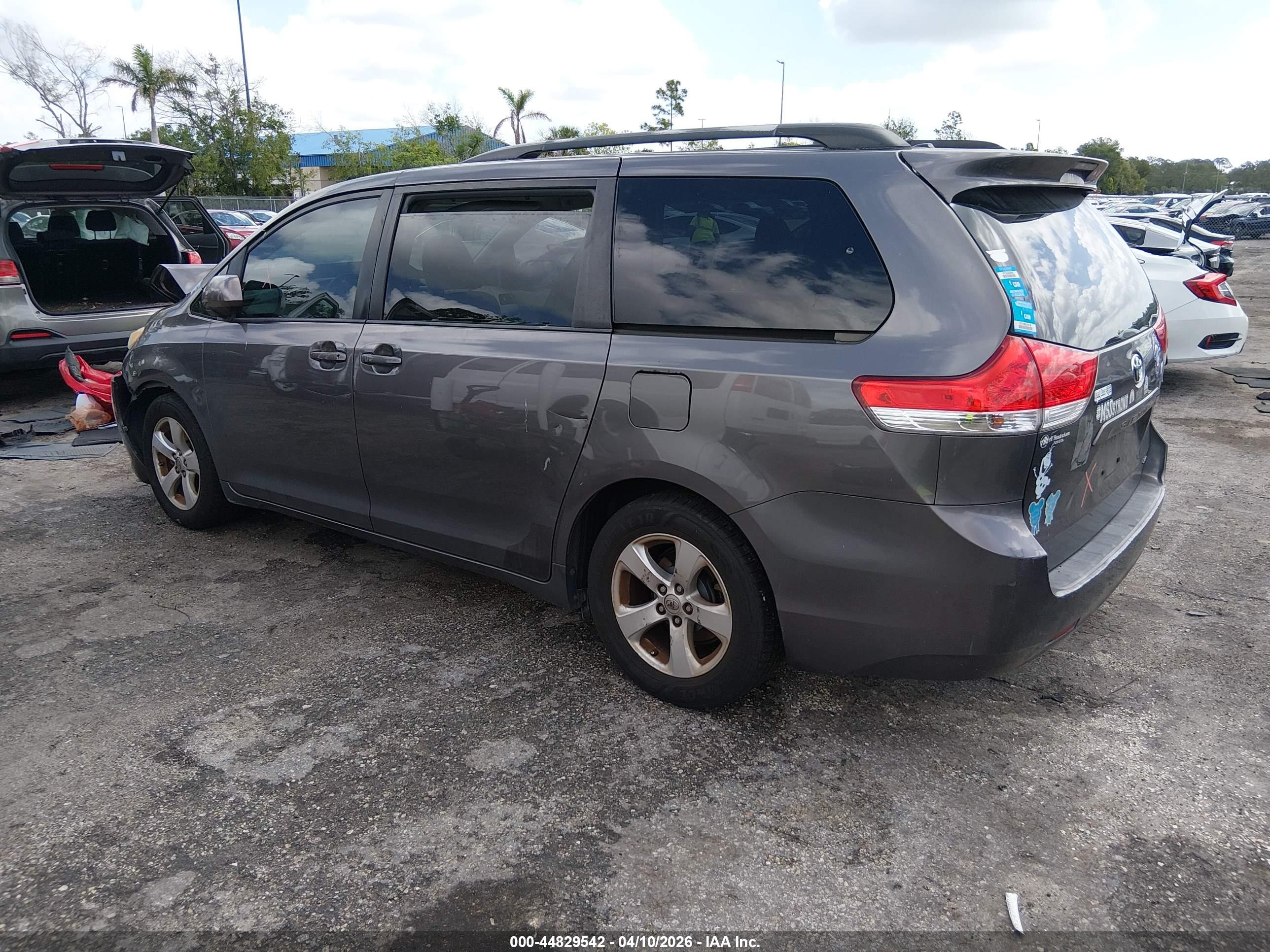 TOYOTA SIENNA image 3