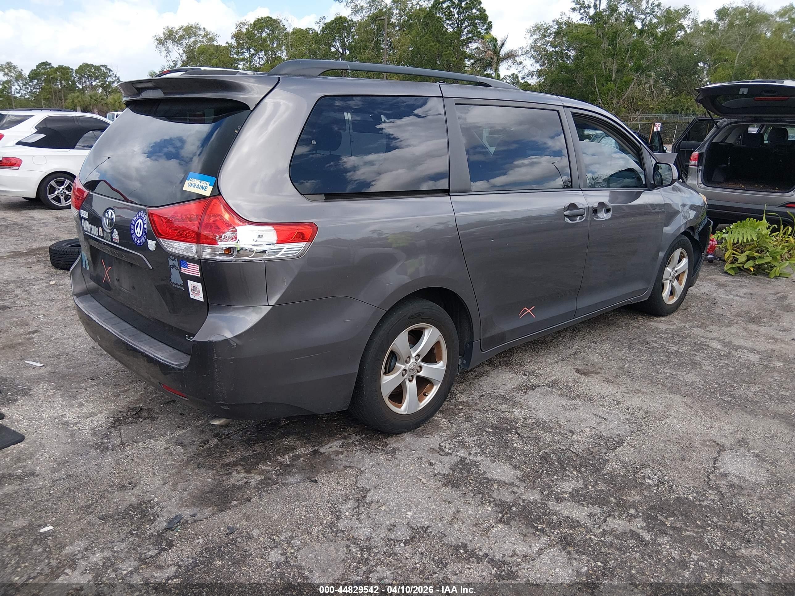 TOYOTA SIENNA image 4