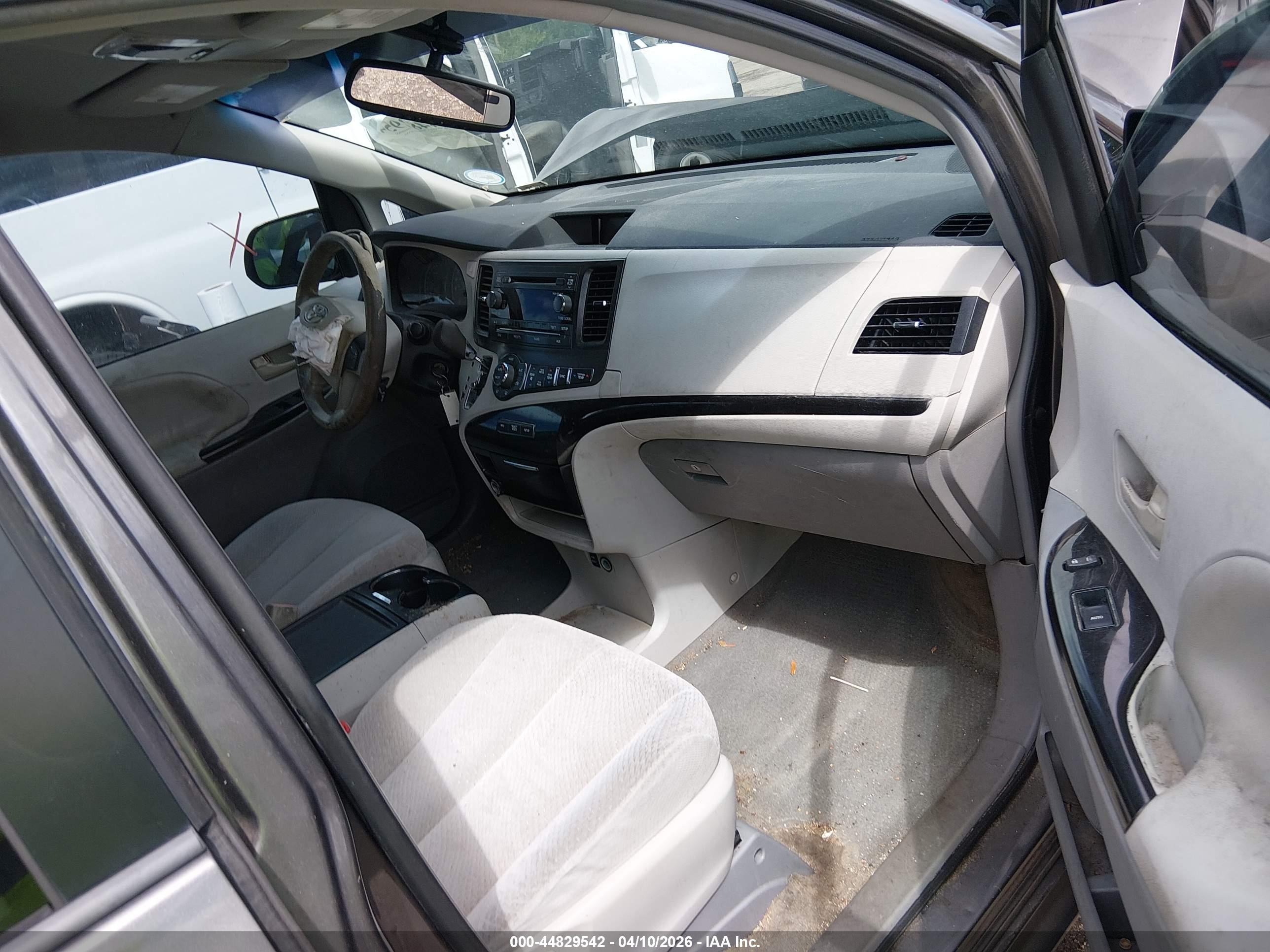 TOYOTA SIENNA image 5