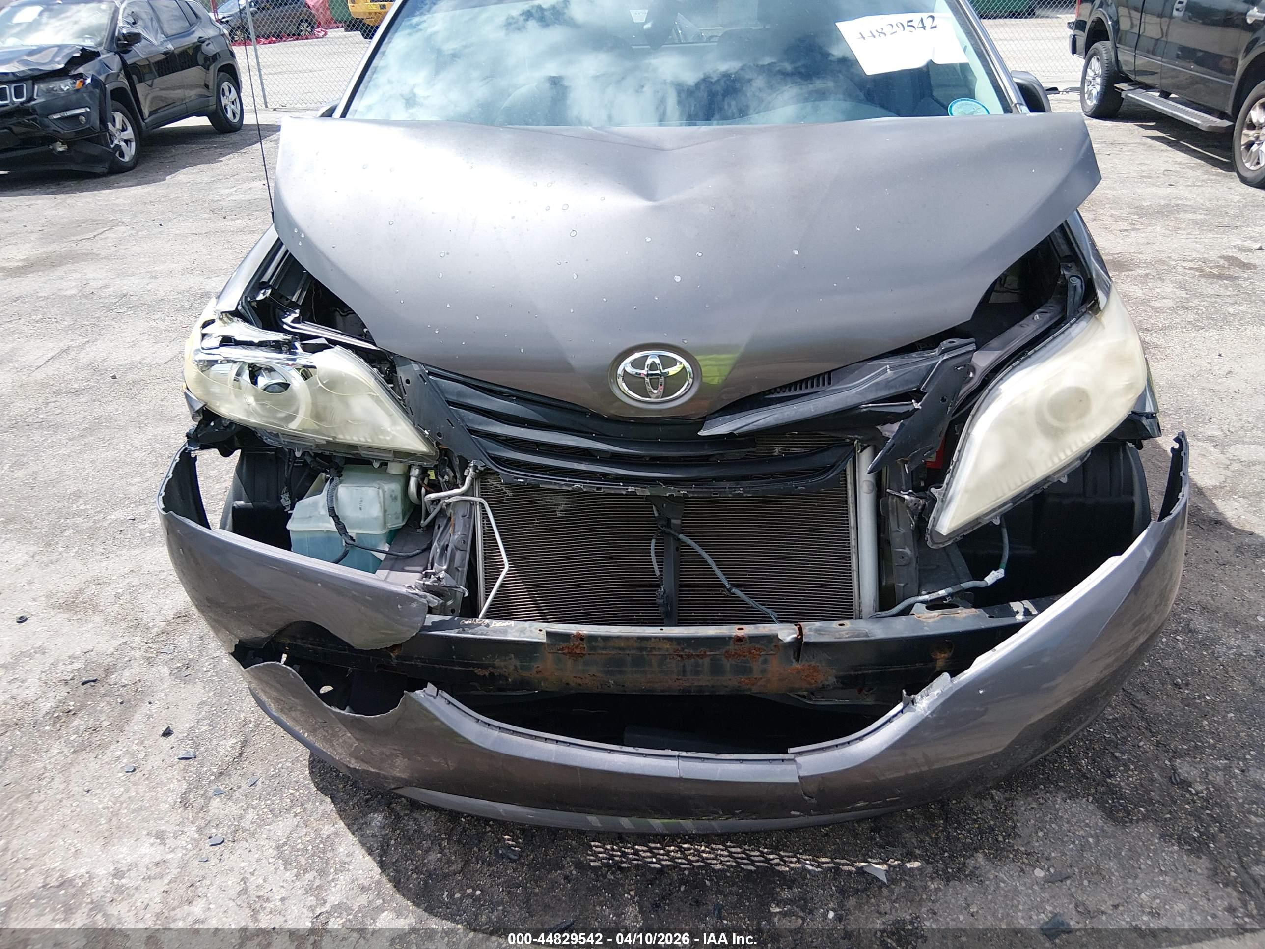 TOYOTA SIENNA image 6