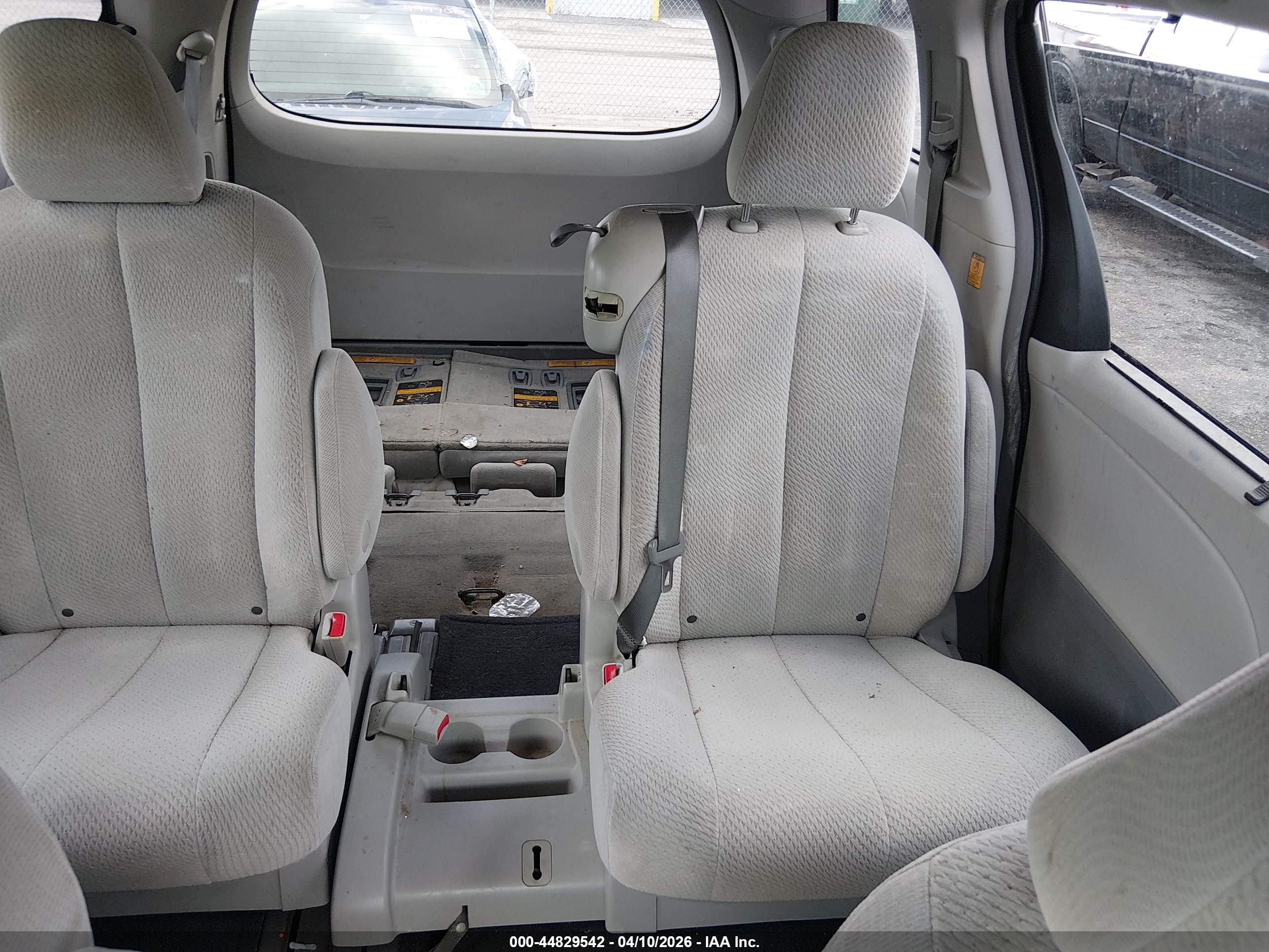 TOYOTA SIENNA image 8